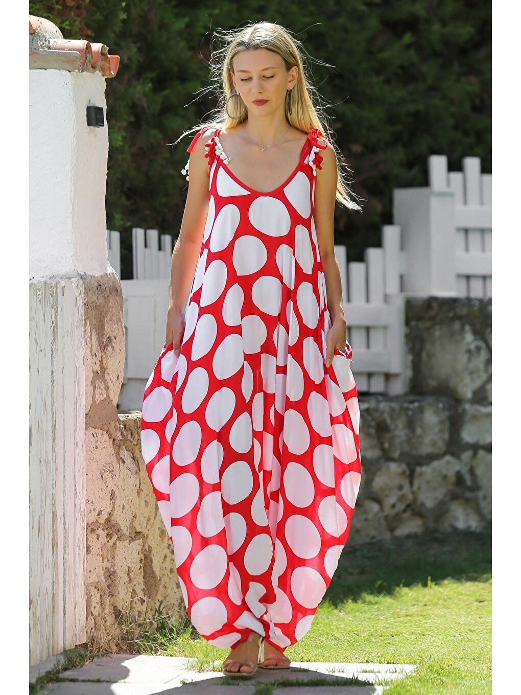 Kırmızı-Beyaz V Yaka Askılı Ponponlu Allover Baskılı Dokuma Oversize Şalvar Paça Casual Tulum-3