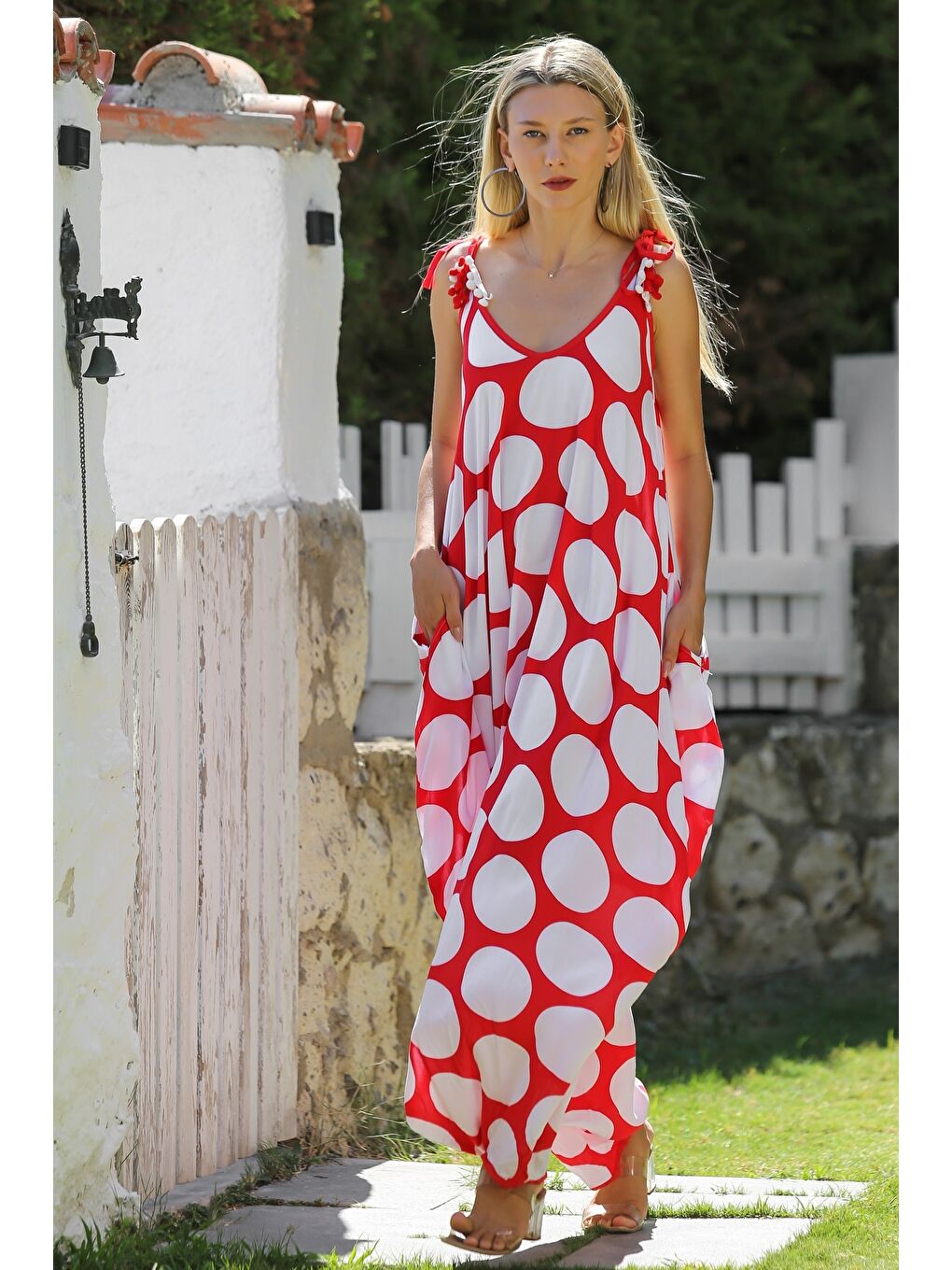 Kırmızı-Beyaz V Yaka Askılı Ponponlu Allover Baskılı Dokuma Oversize Şalvar Paça Casual Tulum-4