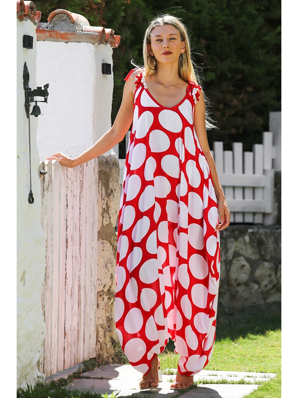 Kırmızı-Beyaz V Yaka Askılı Ponponlu Allover Baskılı Dokuma Oversize Şalvar Paça Casual Tulum-5