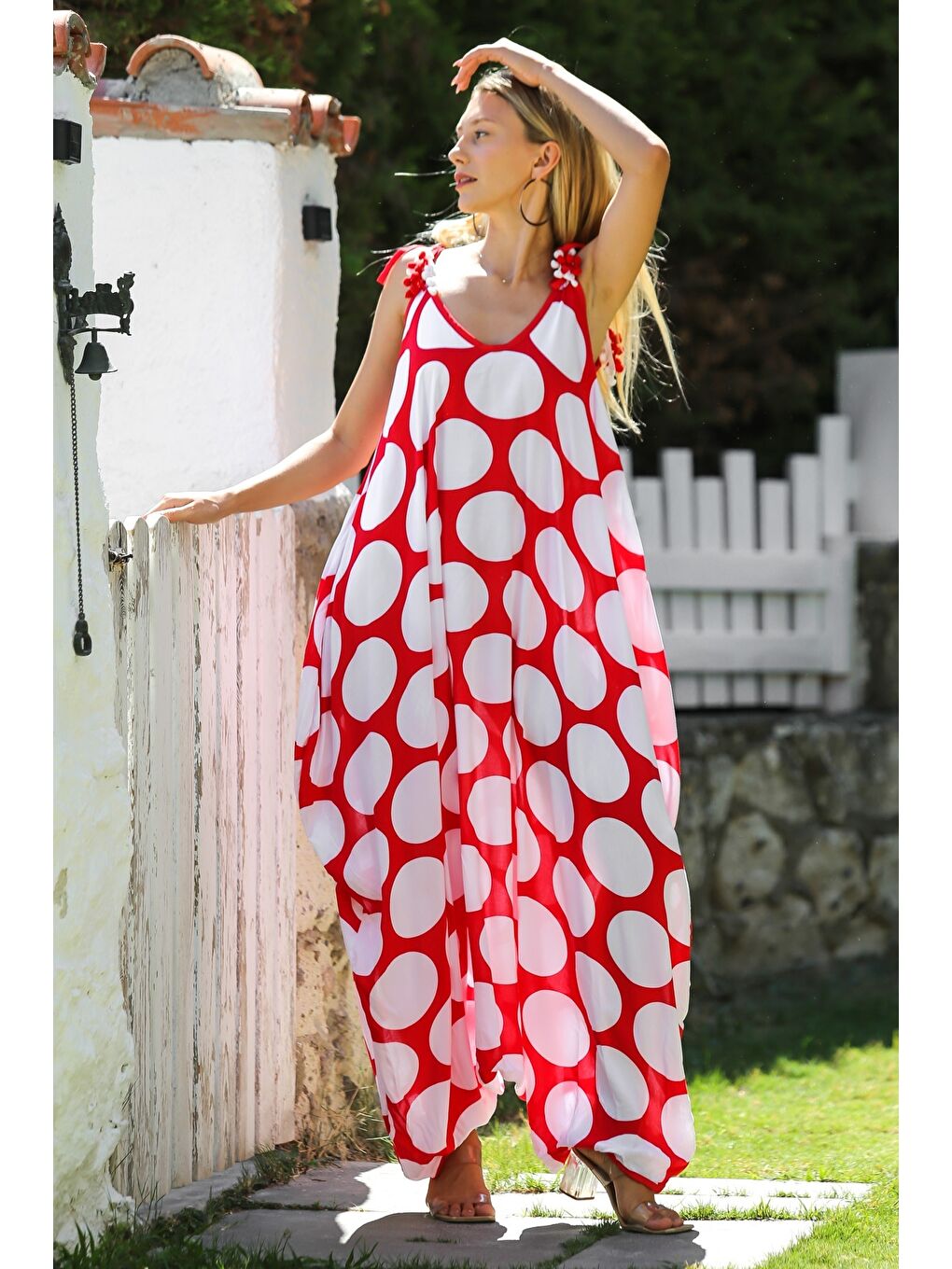 Kırmızı-Beyaz V Yaka Askılı Ponponlu Allover Baskılı Dokuma Oversize Şalvar Paça Casual Tulum-6