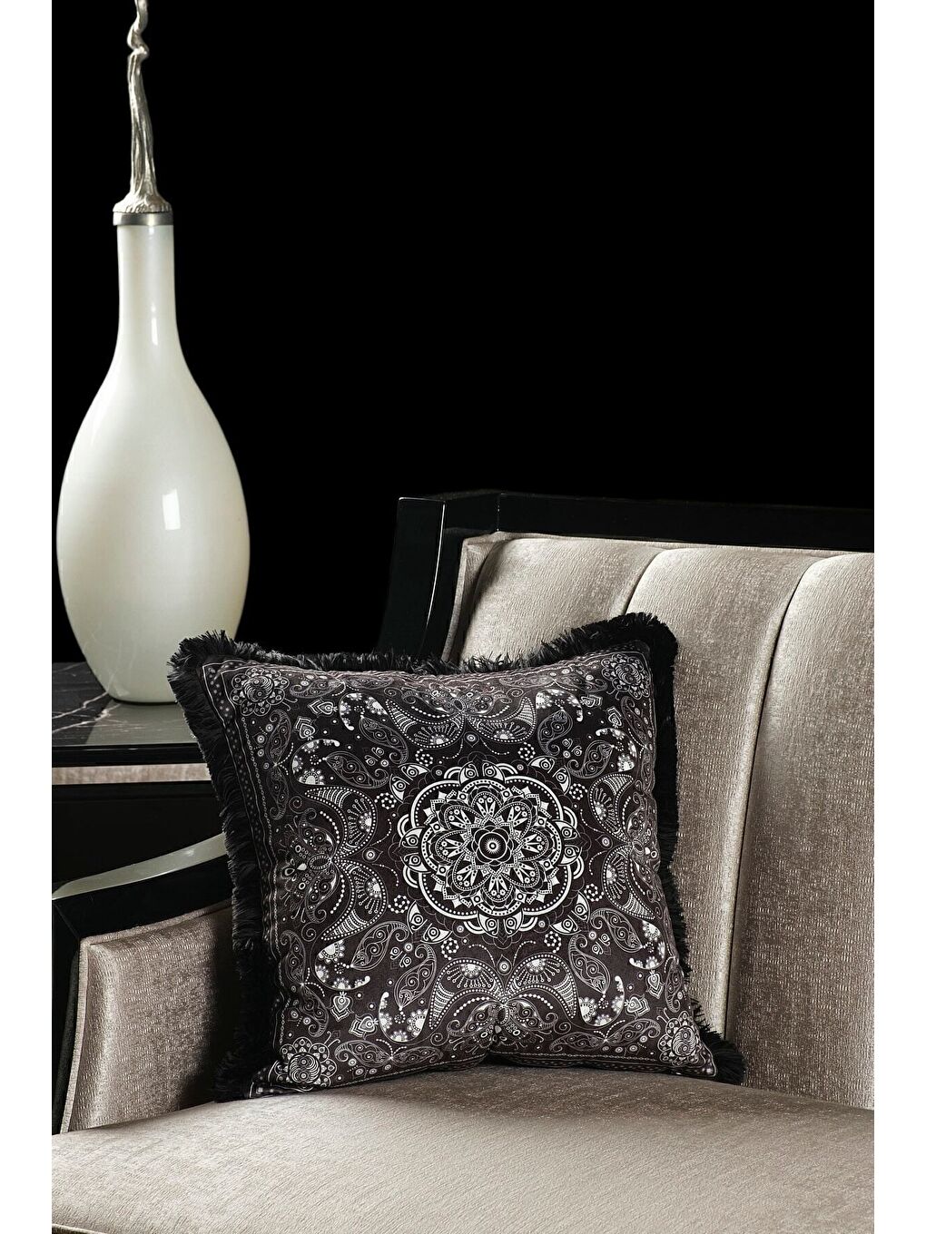 Lüks Kadife 43x43 Cm Kırlent Kılıfı Dekoratif Yumuşak Salon Avangart Saçaklı Siyah Mandala
