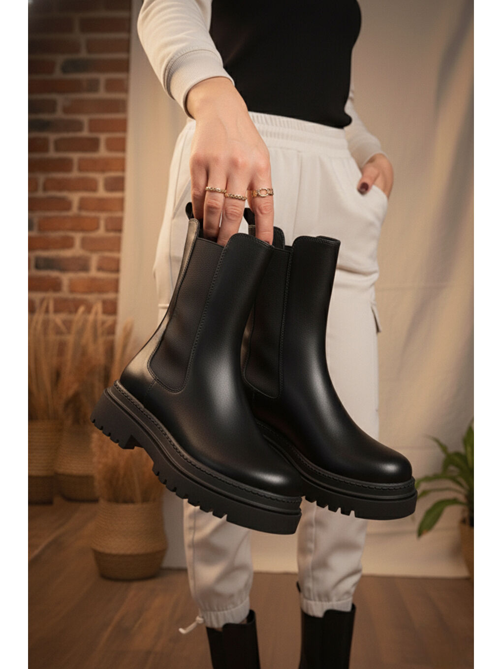Kadın Praga Siyah Cilt Dikişli Yandan Lastikli Kalın Taban Günlük Bot & Bootie-3