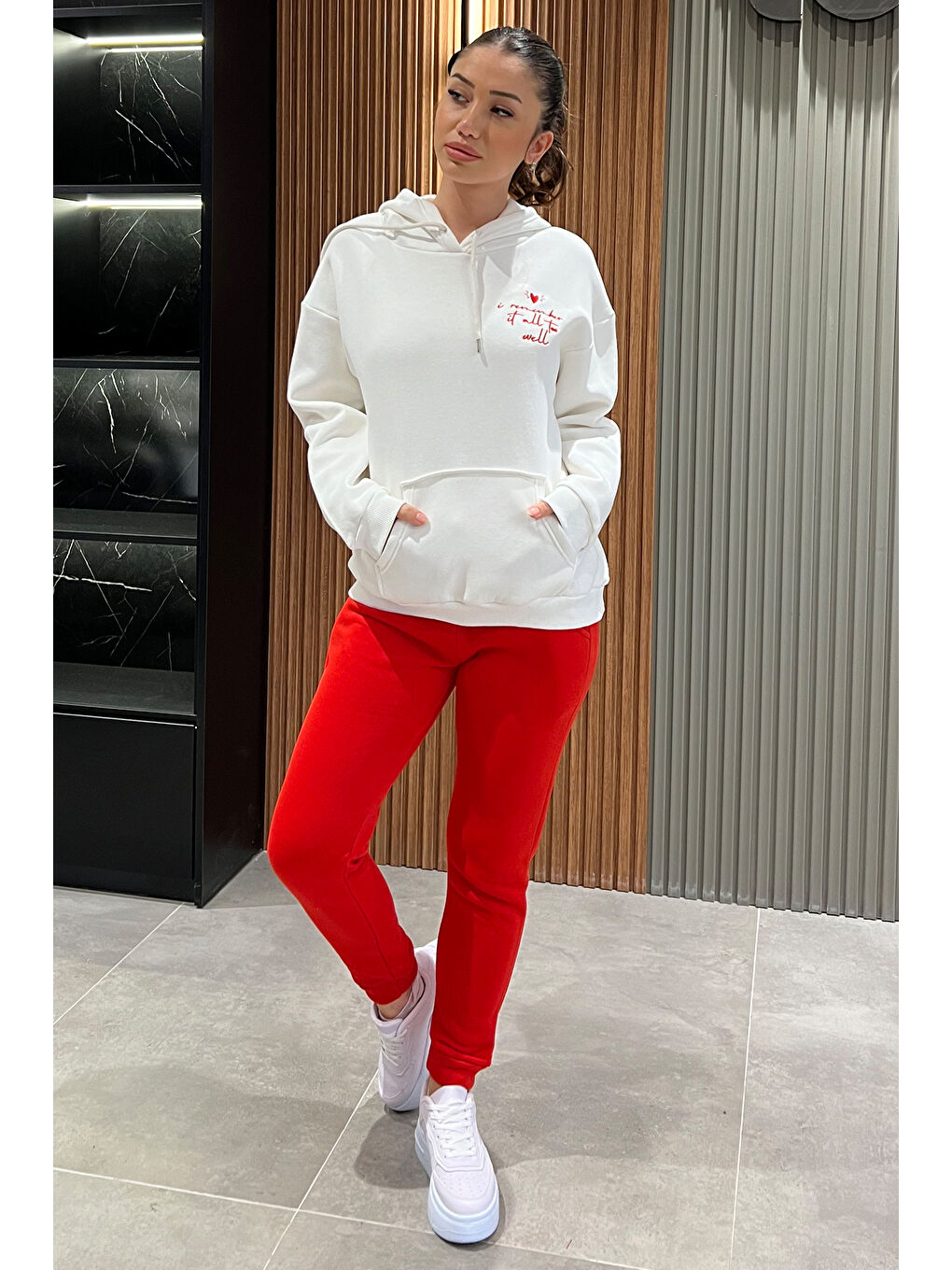 Beyaz Yazı Nakışlı Şardonlu Kadın Eşofman Takımı