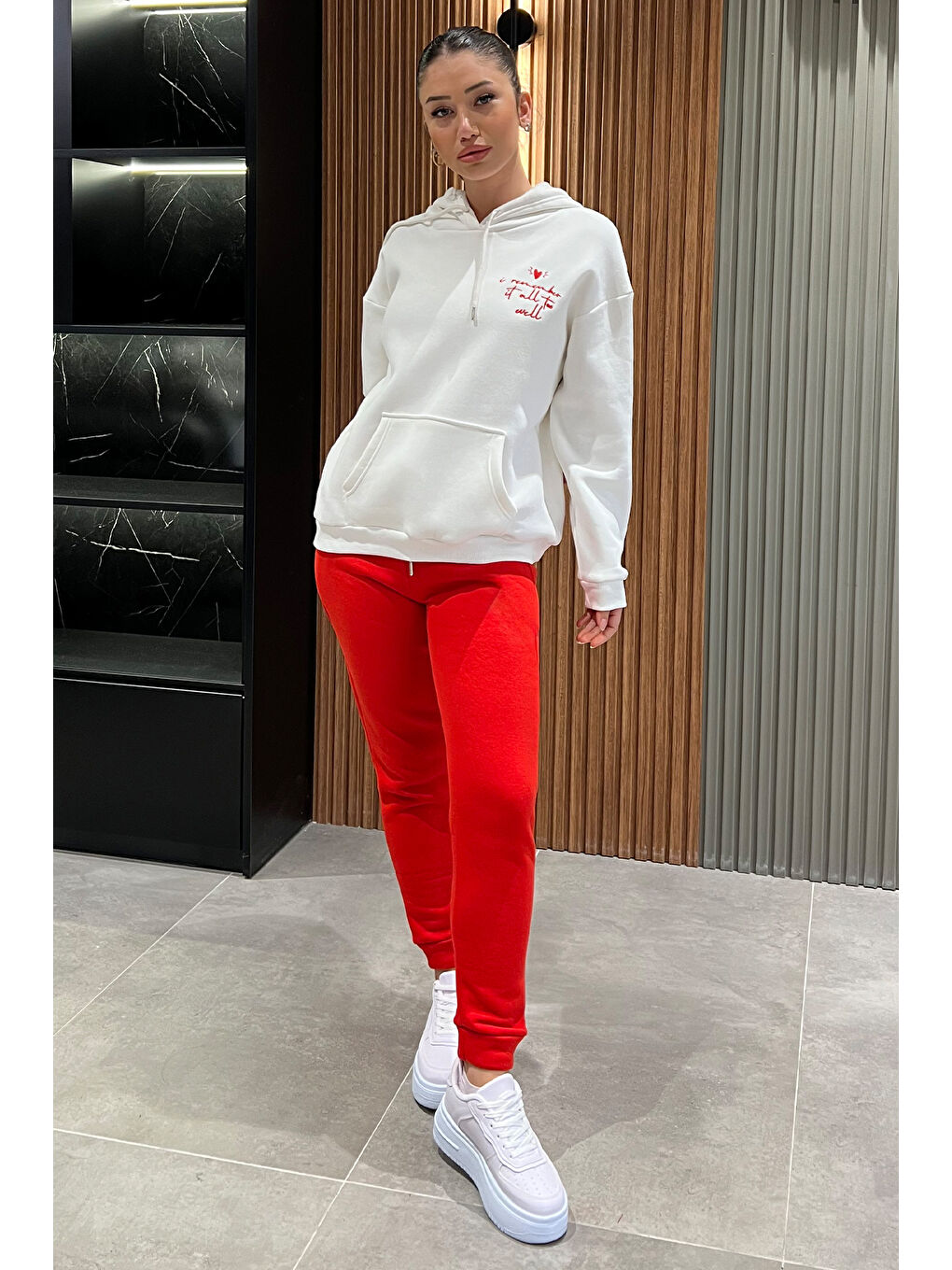 Beyaz Yazı Nakışlı Şardonlu Kadın Eşofman Takımı-1