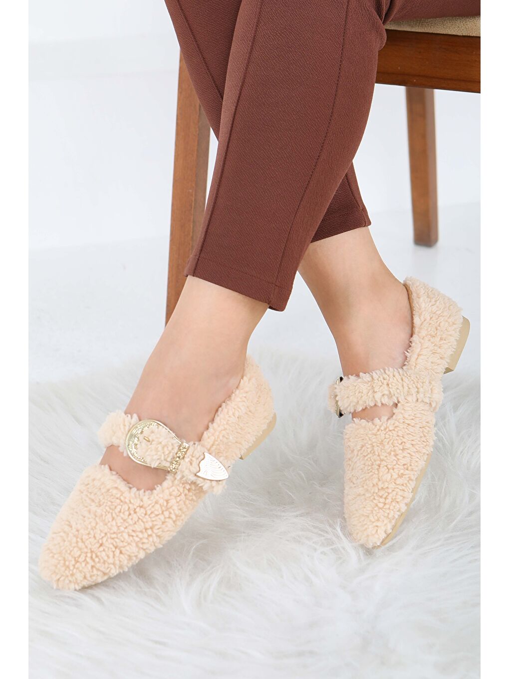 Kadın Bej Kemer Detaylı Pelüş Babet - 27910-BEJ