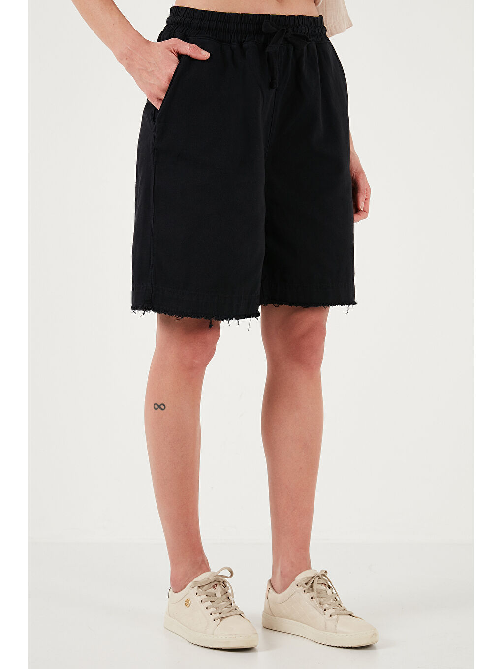 Siyah Pamuklu Standart Fit Normal Bel Bağlamalı Cepli Şort 668Yp5326-1