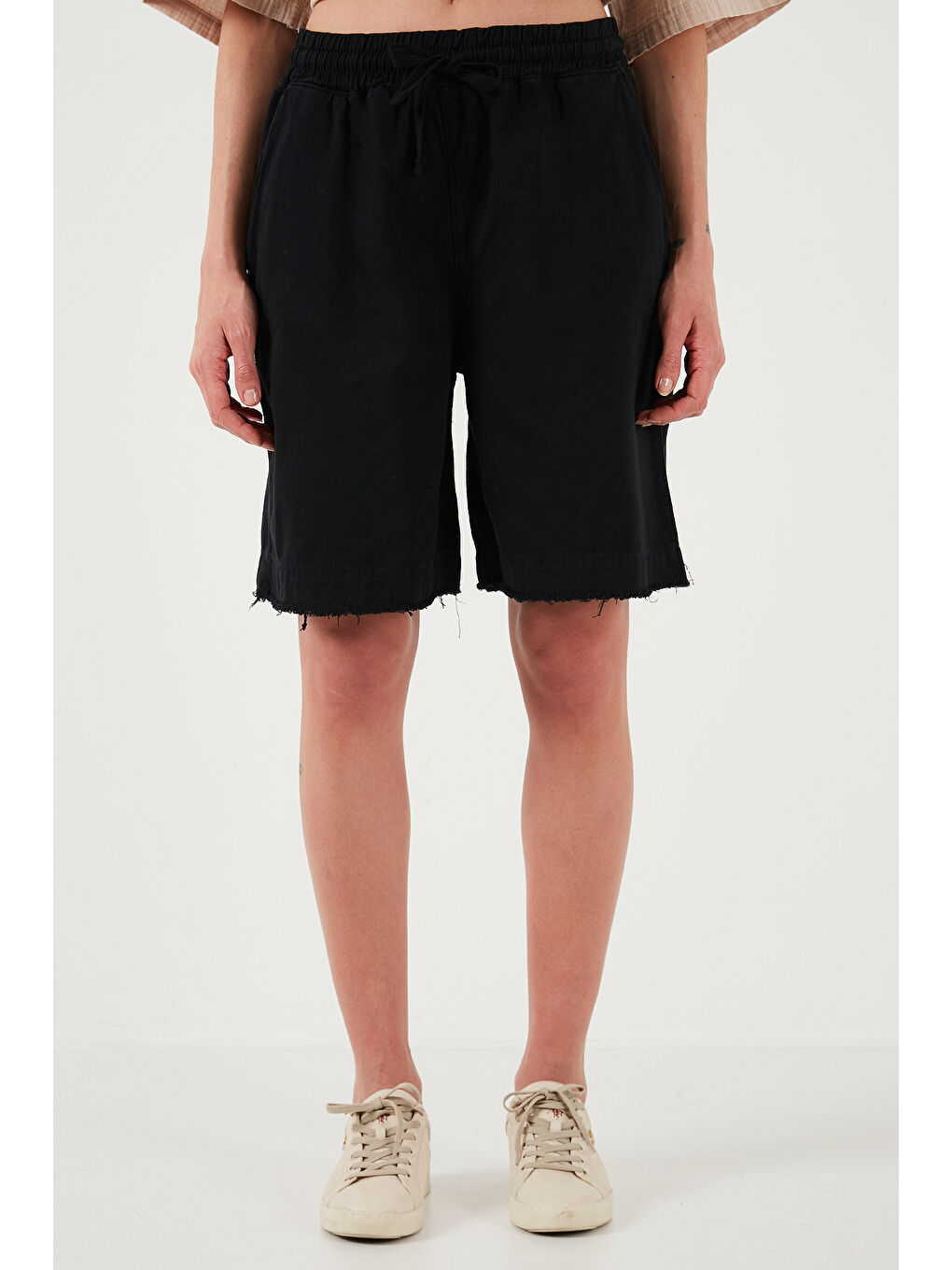 Siyah Pamuklu Standart Fit Normal Bel Bağlamalı Cepli Şort 668Yp5326-2