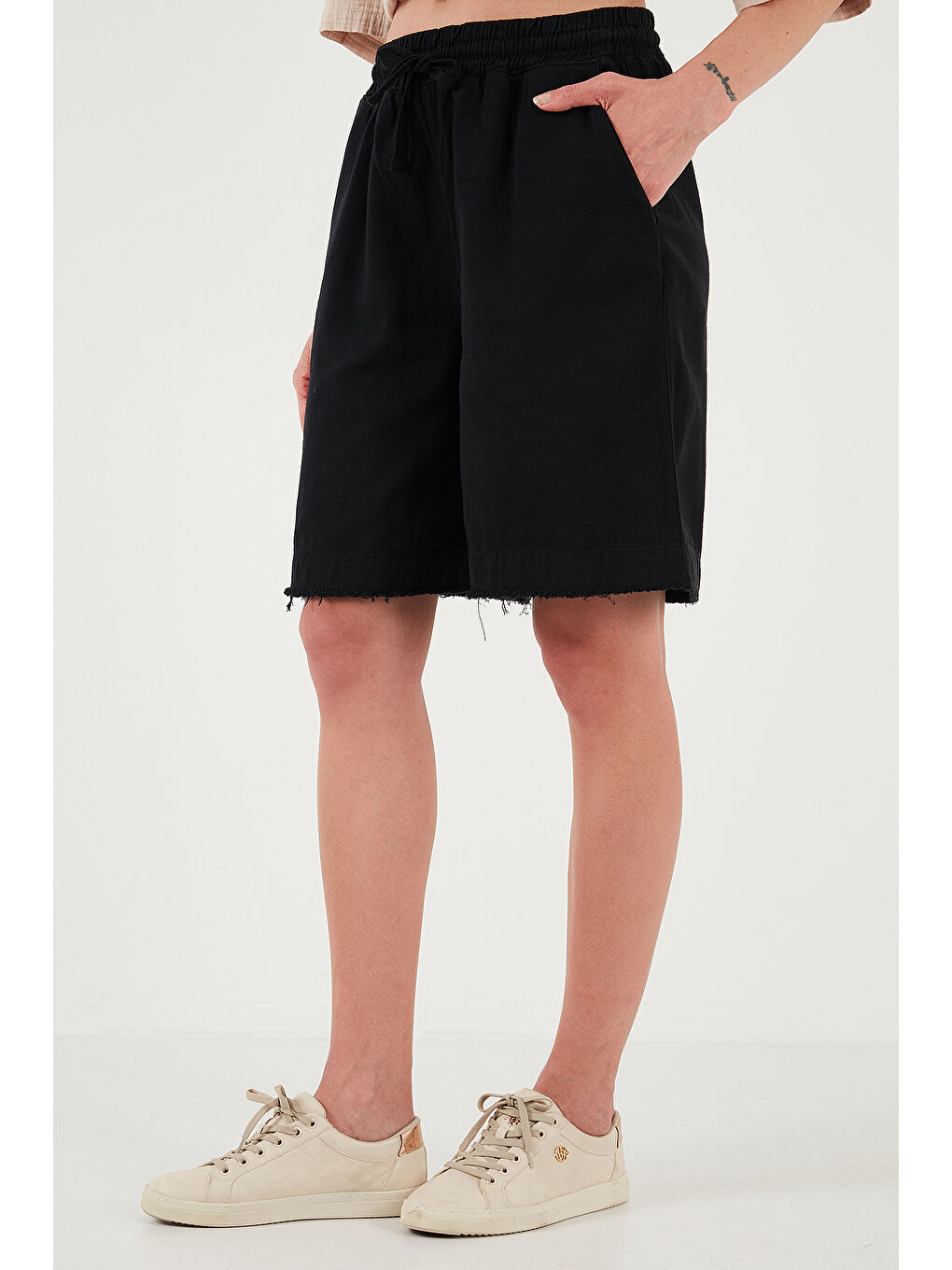 Siyah Pamuklu Standart Fit Normal Bel Bağlamalı Cepli Şort 668Yp5326-3