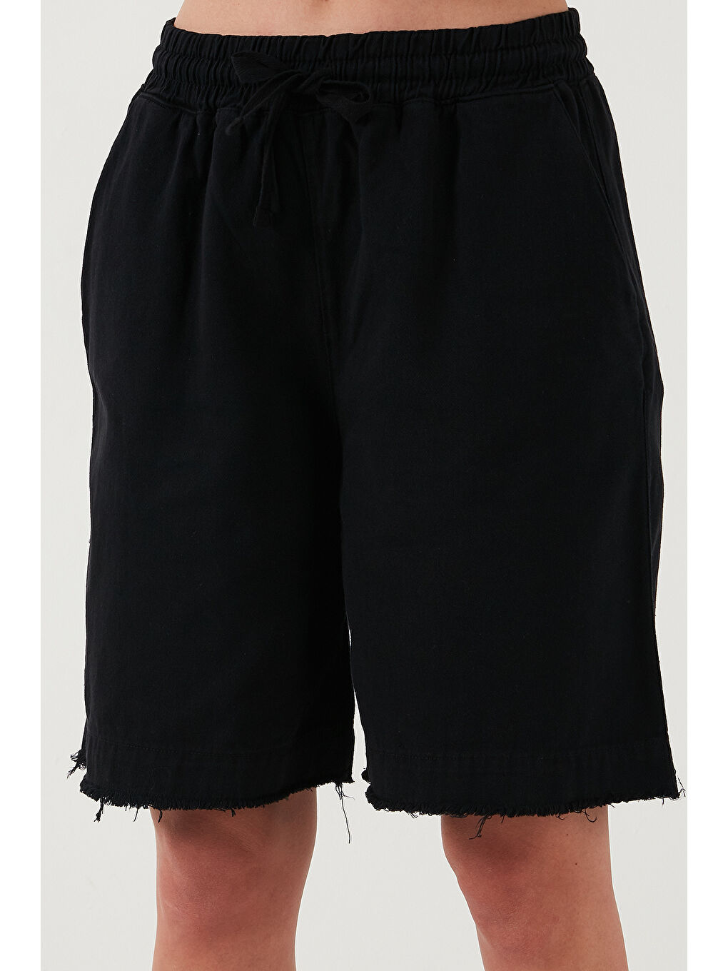 Siyah Pamuklu Standart Fit Normal Bel Bağlamalı Cepli Şort 668Yp5326-4