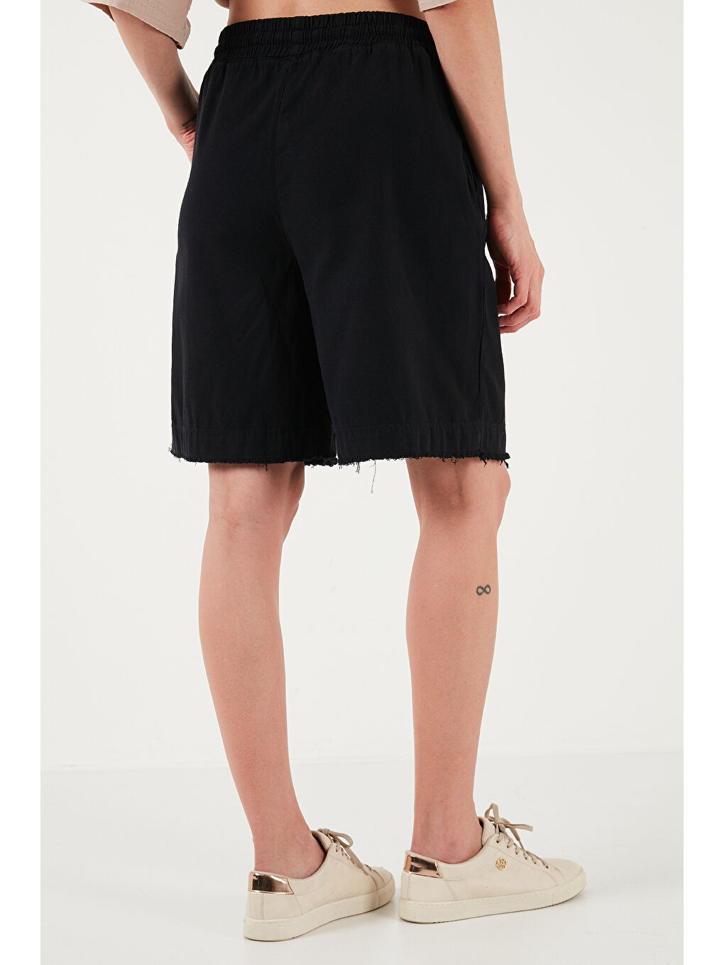 Siyah Pamuklu Standart Fit Normal Bel Bağlamalı Cepli Şort 668Yp5326-5