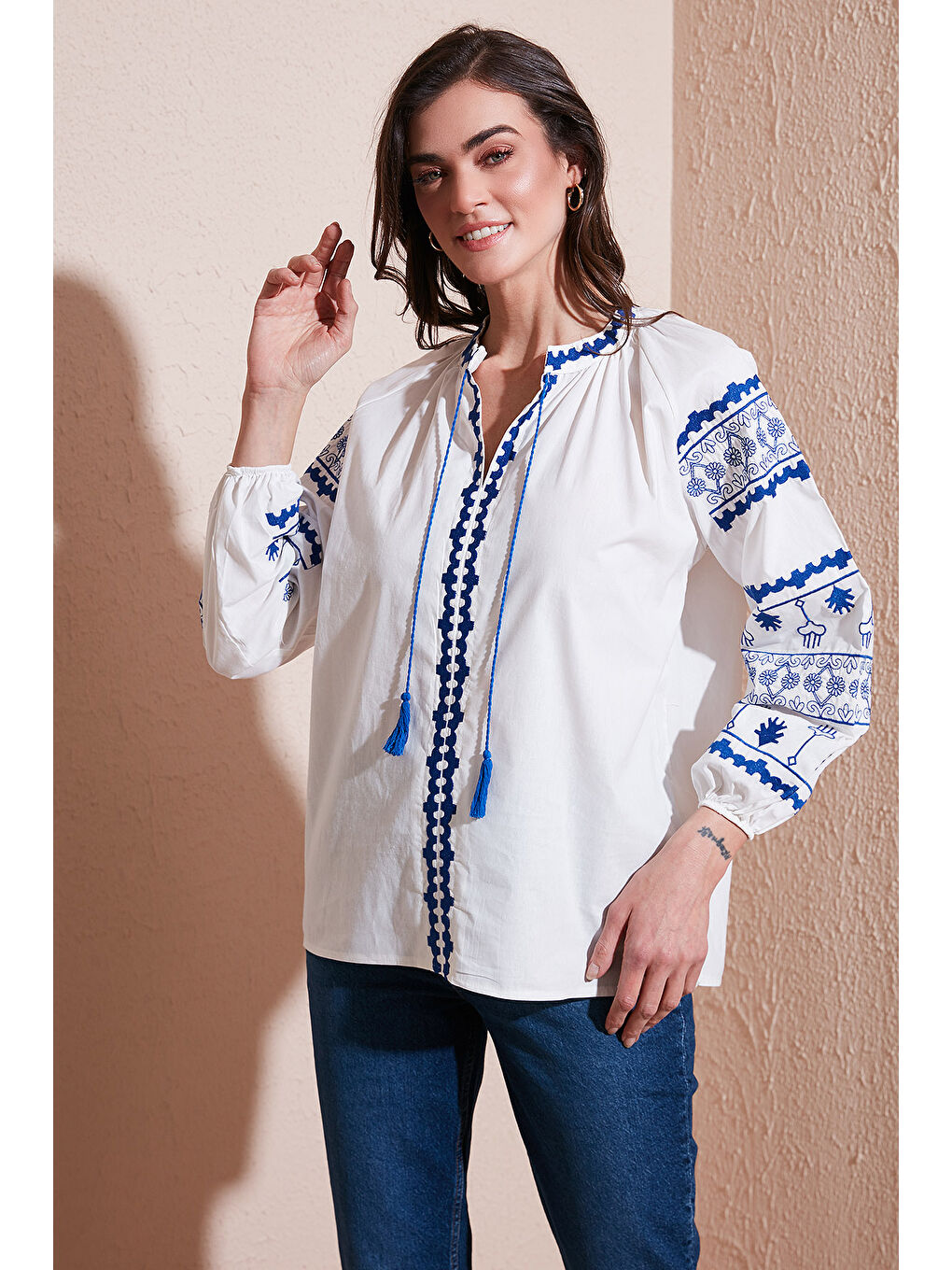 Lela Ekru Nakış İşlemeli Pamuklu Oversize Fit Bağlamalı V Yaka Bluz 676271