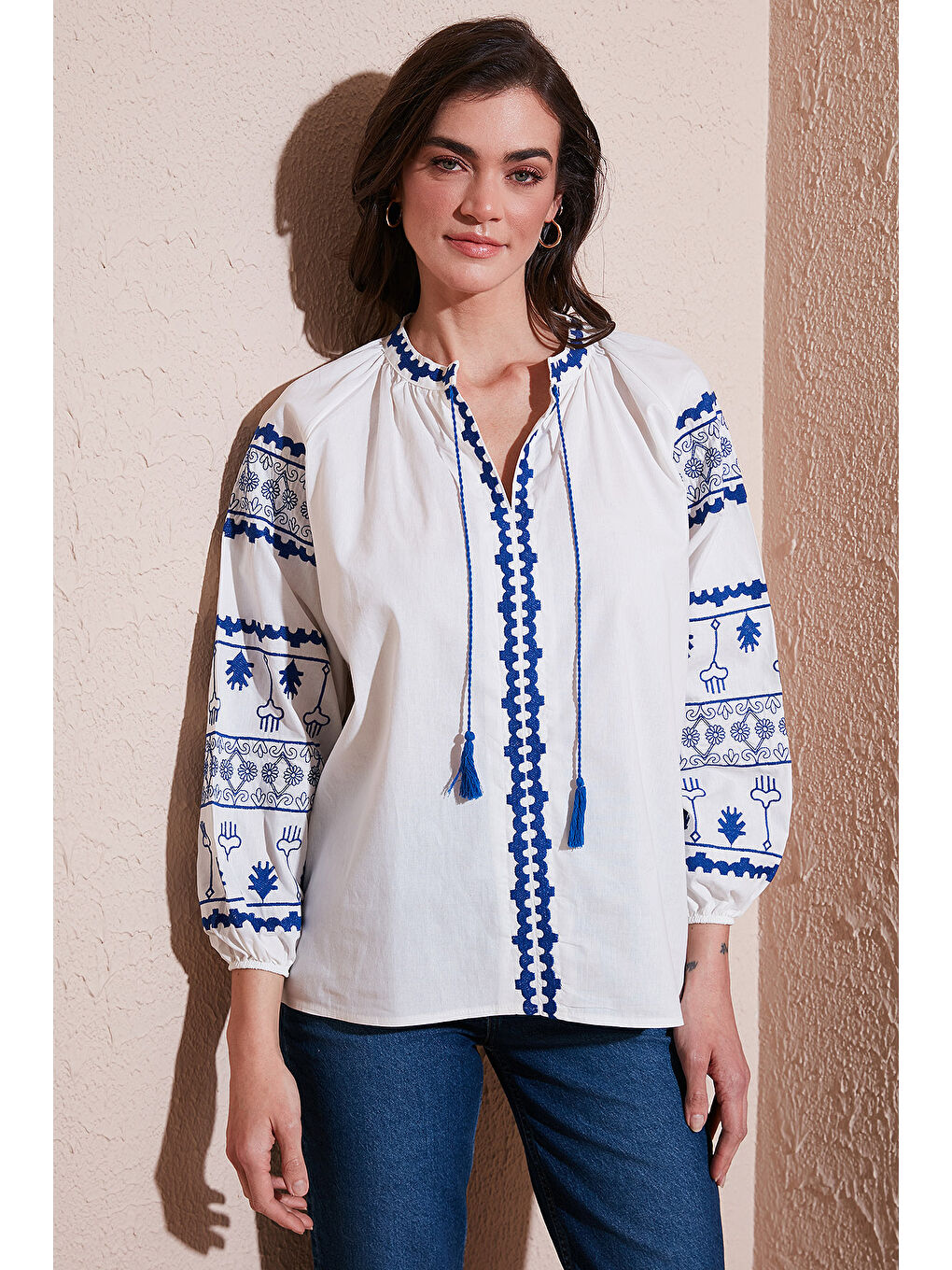 Lela Ekru Nakış İşlemeli Pamuklu Oversize Fit Bağlamalı V Yaka Bluz 676271 - 1
