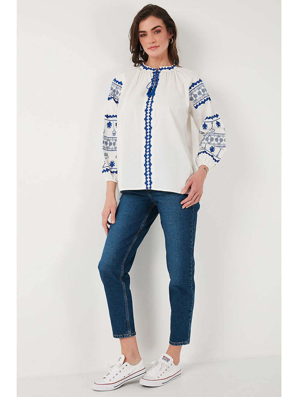 Lela Ekru Nakış İşlemeli Pamuklu Oversize Fit Bağlamalı V Yaka Bluz 676271 - 2
