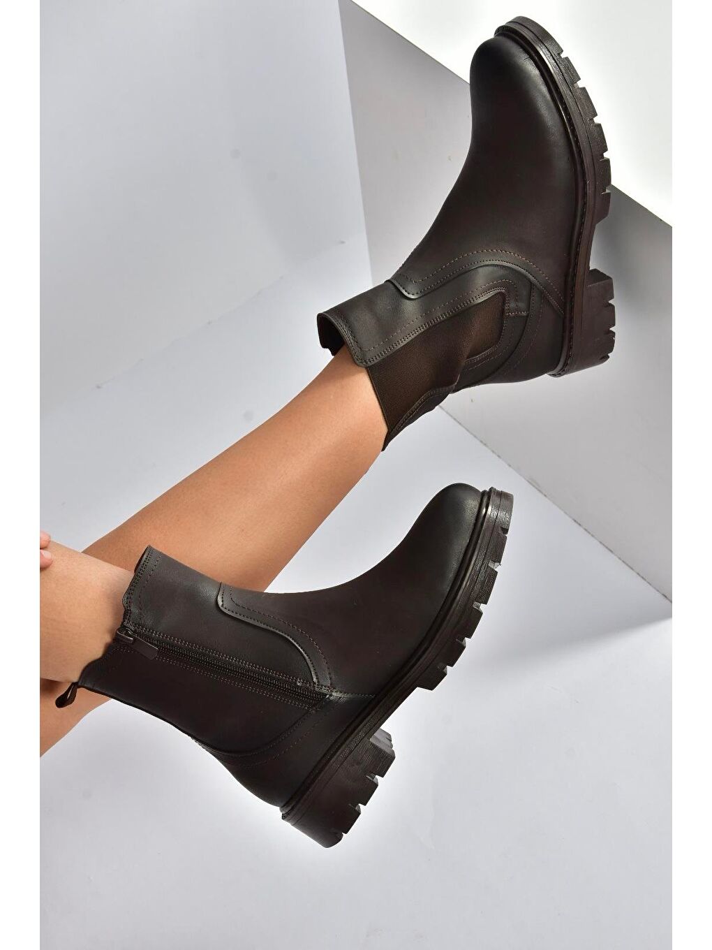 Kahverengi Kadın Bot V674420509-1