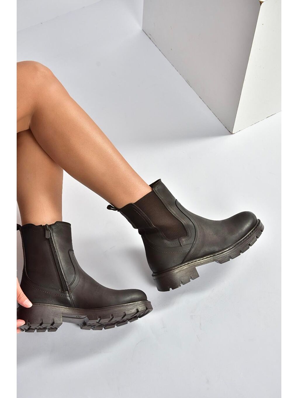 Kahverengi Kadın Bot V674420509-3