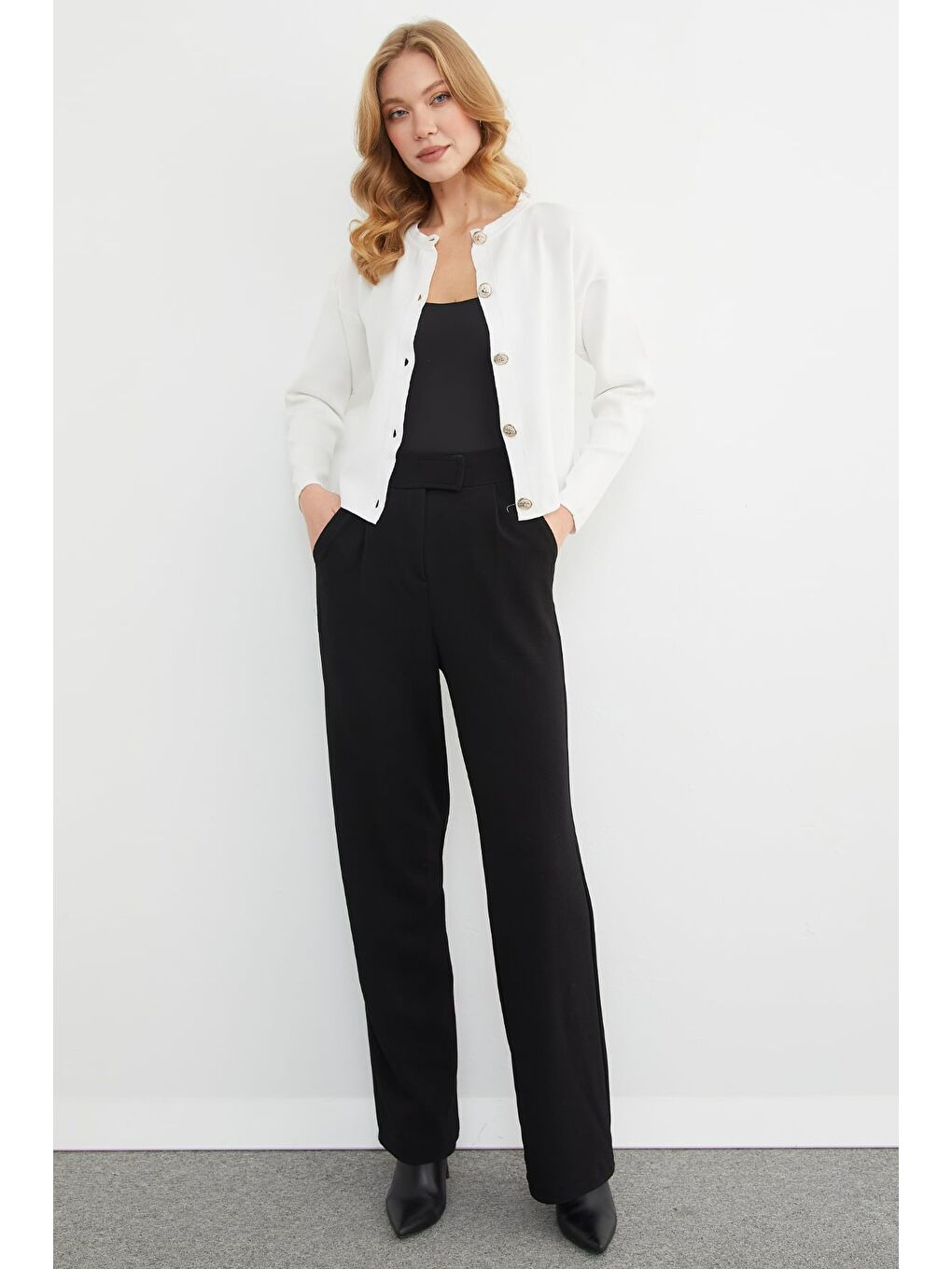 Beyaz Basic Düğmeli Bisiklet Yaka Triko Hırka-3