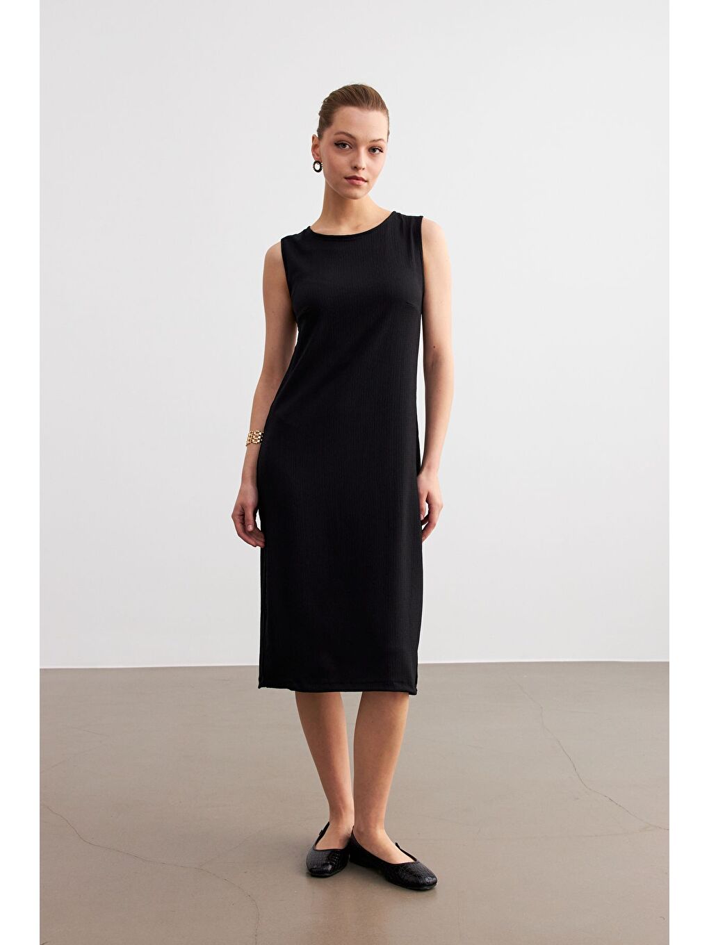 Kadın Siyah Düz Kolsuz Midi Boy Yırtmaçlı Krinkıl Elbise