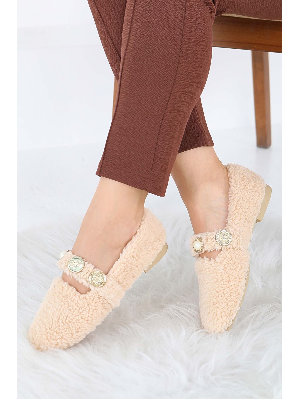 Kadın Bej İnci Ve Tuğra Detaylı Pelüş Babet - 27911-BEJ