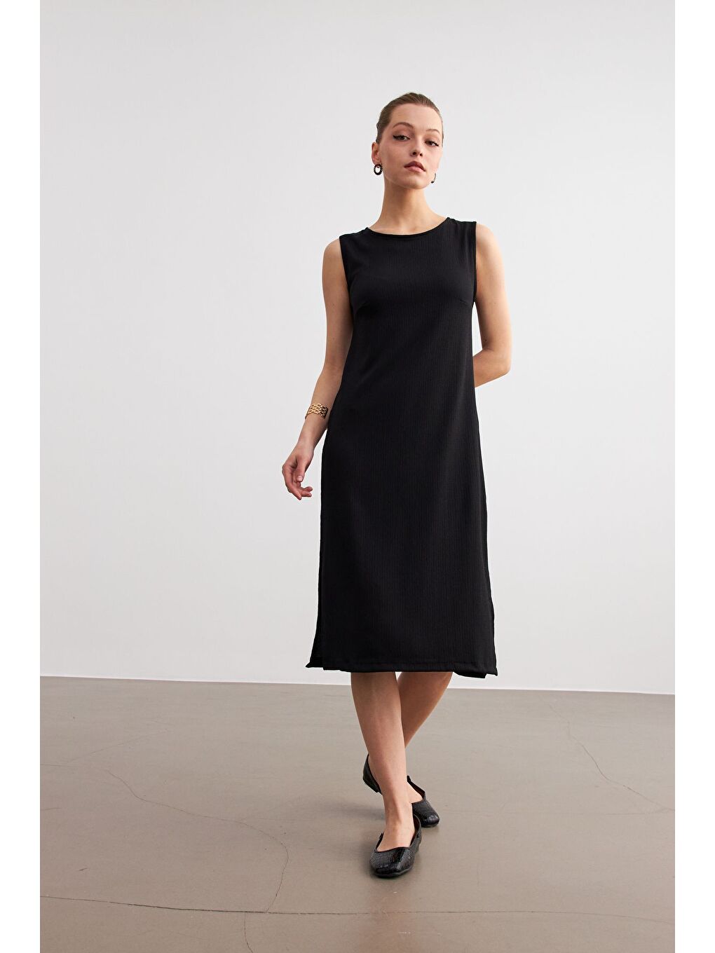 Kadın Siyah Düz Kolsuz Midi Boy Yırtmaçlı Krinkıl Elbise-1