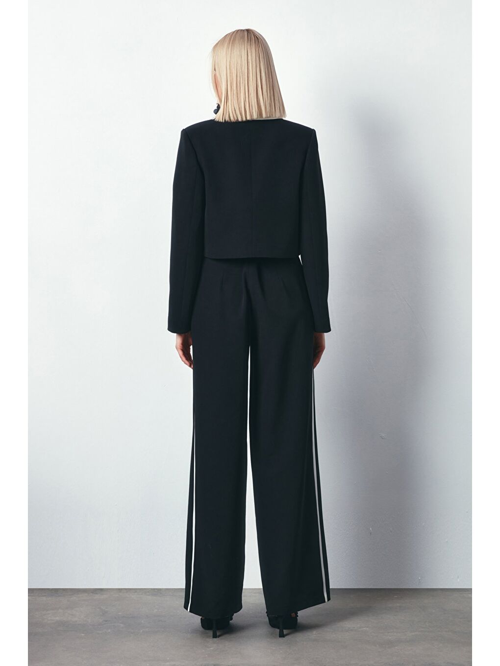 Kontrast Detaylı Kısa Ceket - Siyah-1