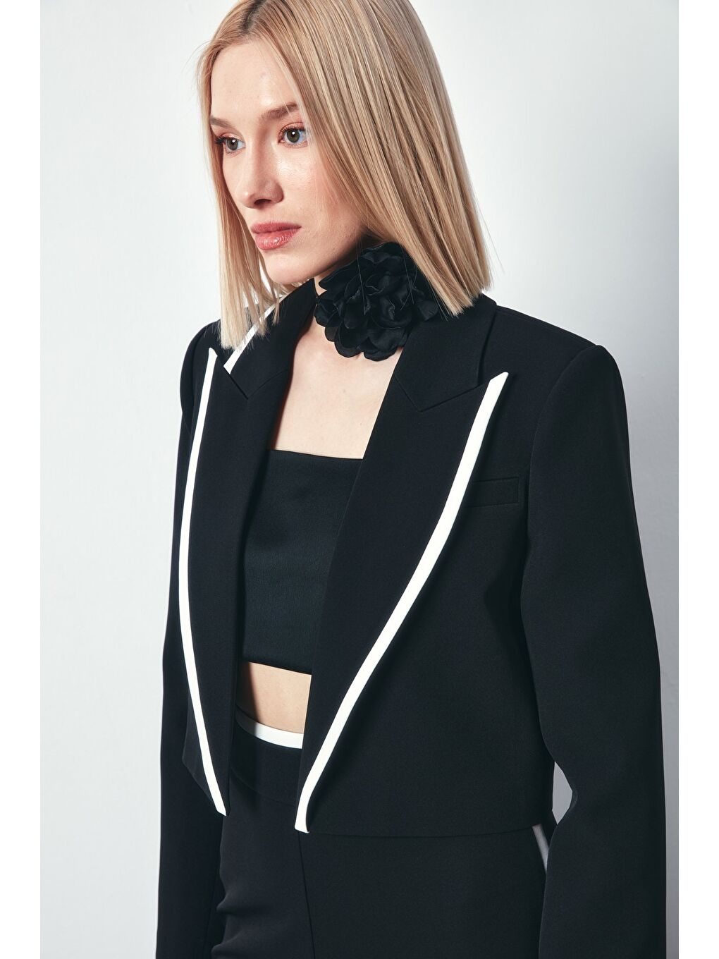 Kontrast Detaylı Kısa Ceket - Siyah-2