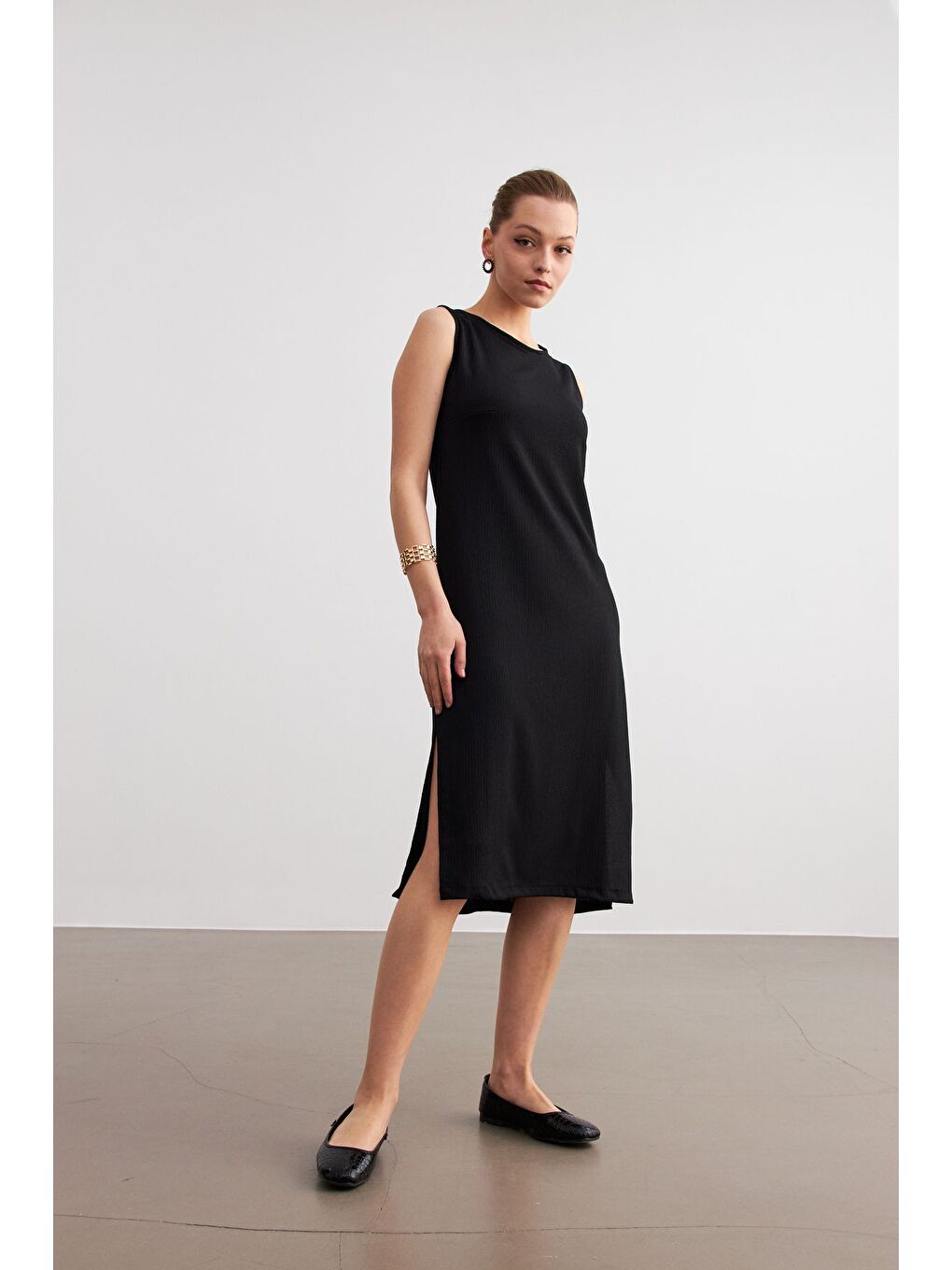 Kadın Siyah Düz Kolsuz Midi Boy Yırtmaçlı Krinkıl Elbise-2