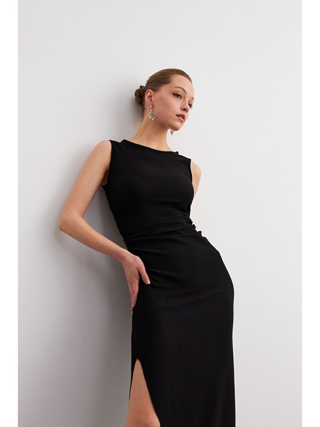 Kadın Siyah Maxi Boy Yırtmaçlı Bel Büzgü Detay Krinkıl Elbise