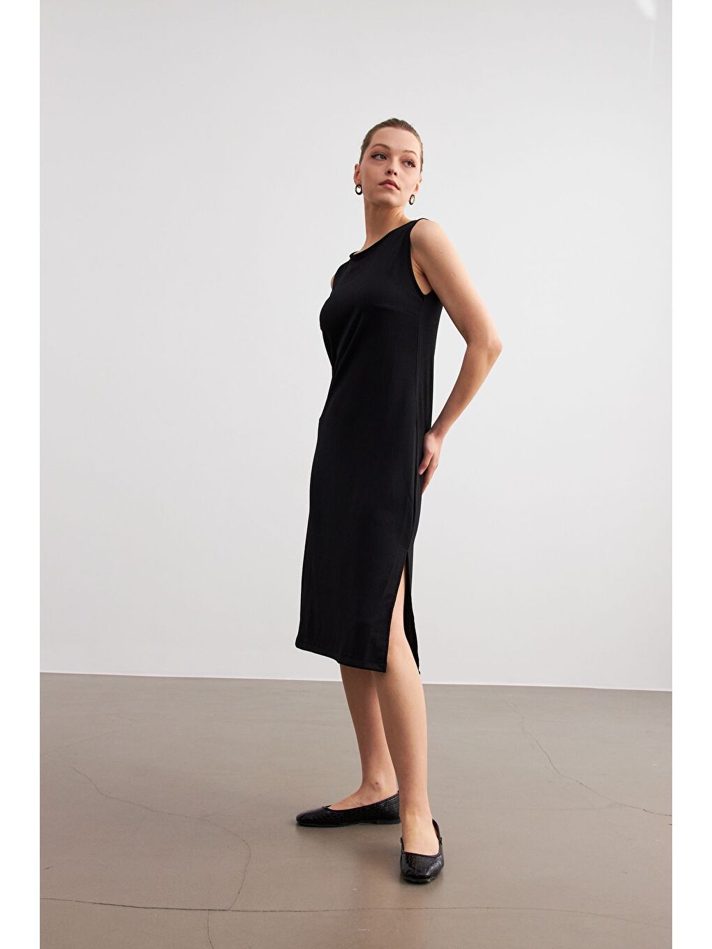 Kadın Siyah Düz Kolsuz Midi Boy Yırtmaçlı Krinkıl Elbise-3