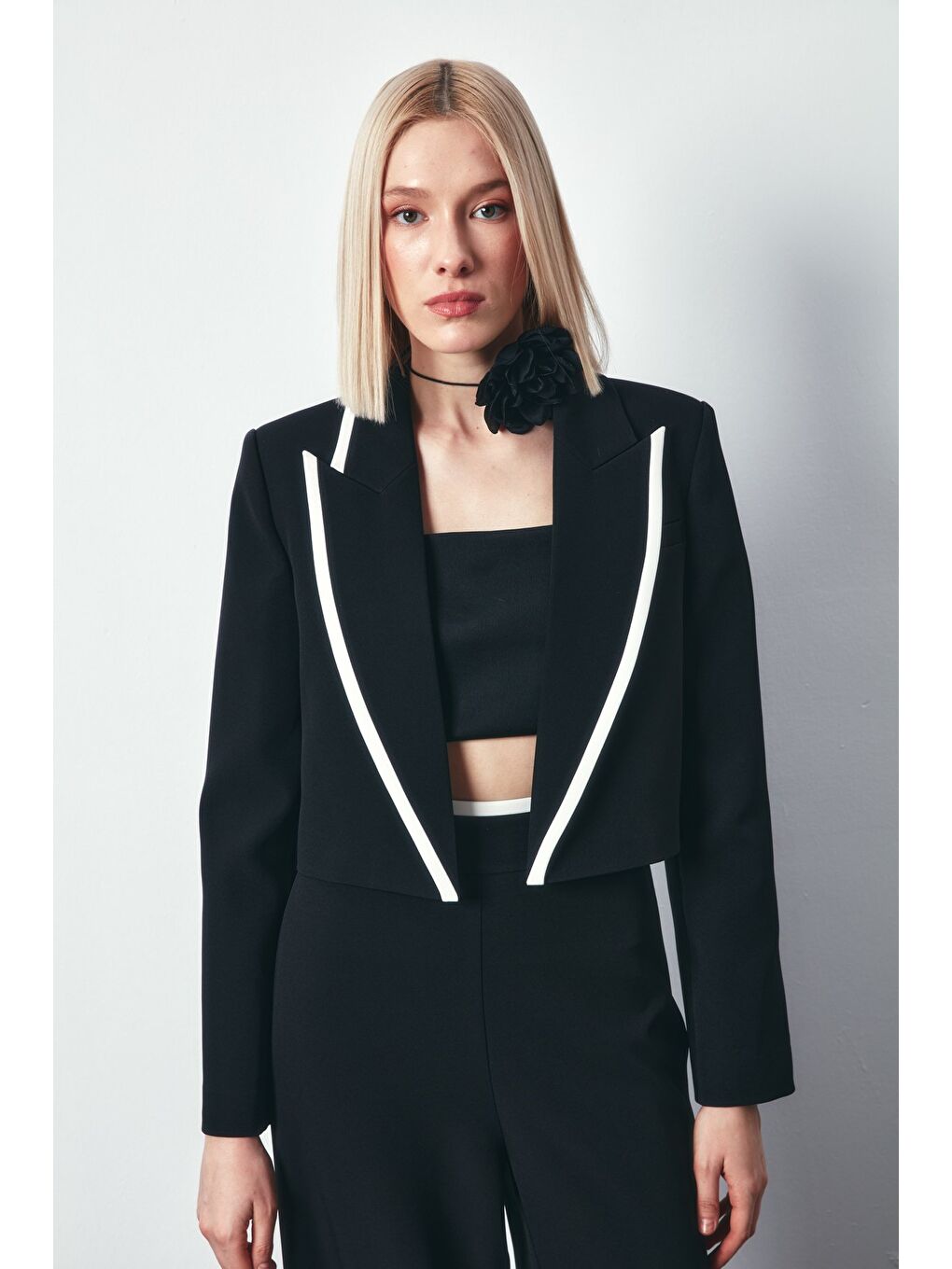 Kontrast Detaylı Kısa Ceket - Siyah-3