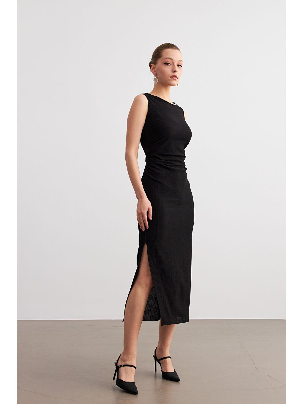 Kadın Siyah Maxi Boy Yırtmaçlı Bel Büzgü Detay Krinkıl Elbise-1