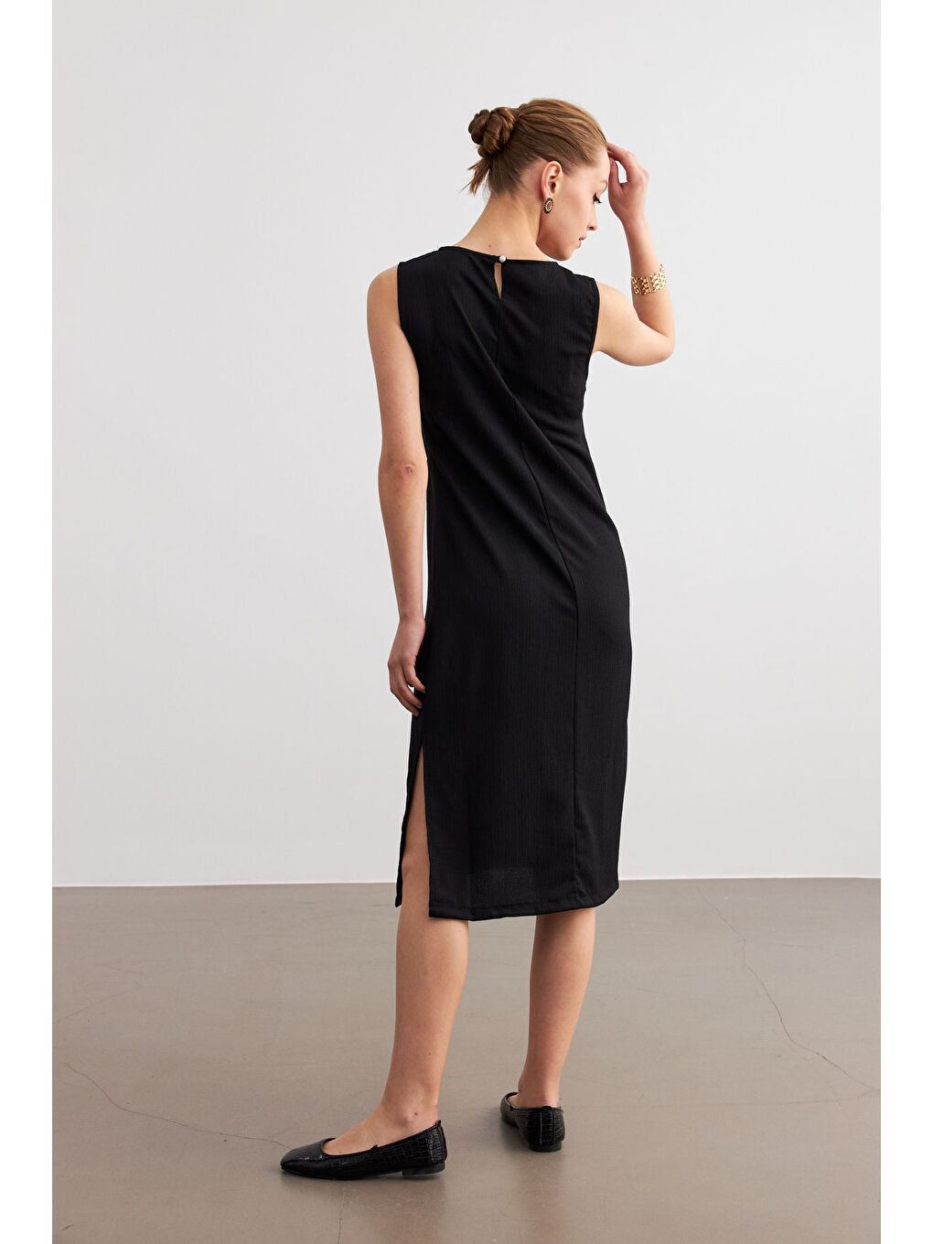 Kadın Siyah Düz Kolsuz Midi Boy Yırtmaçlı Krinkıl Elbise-5