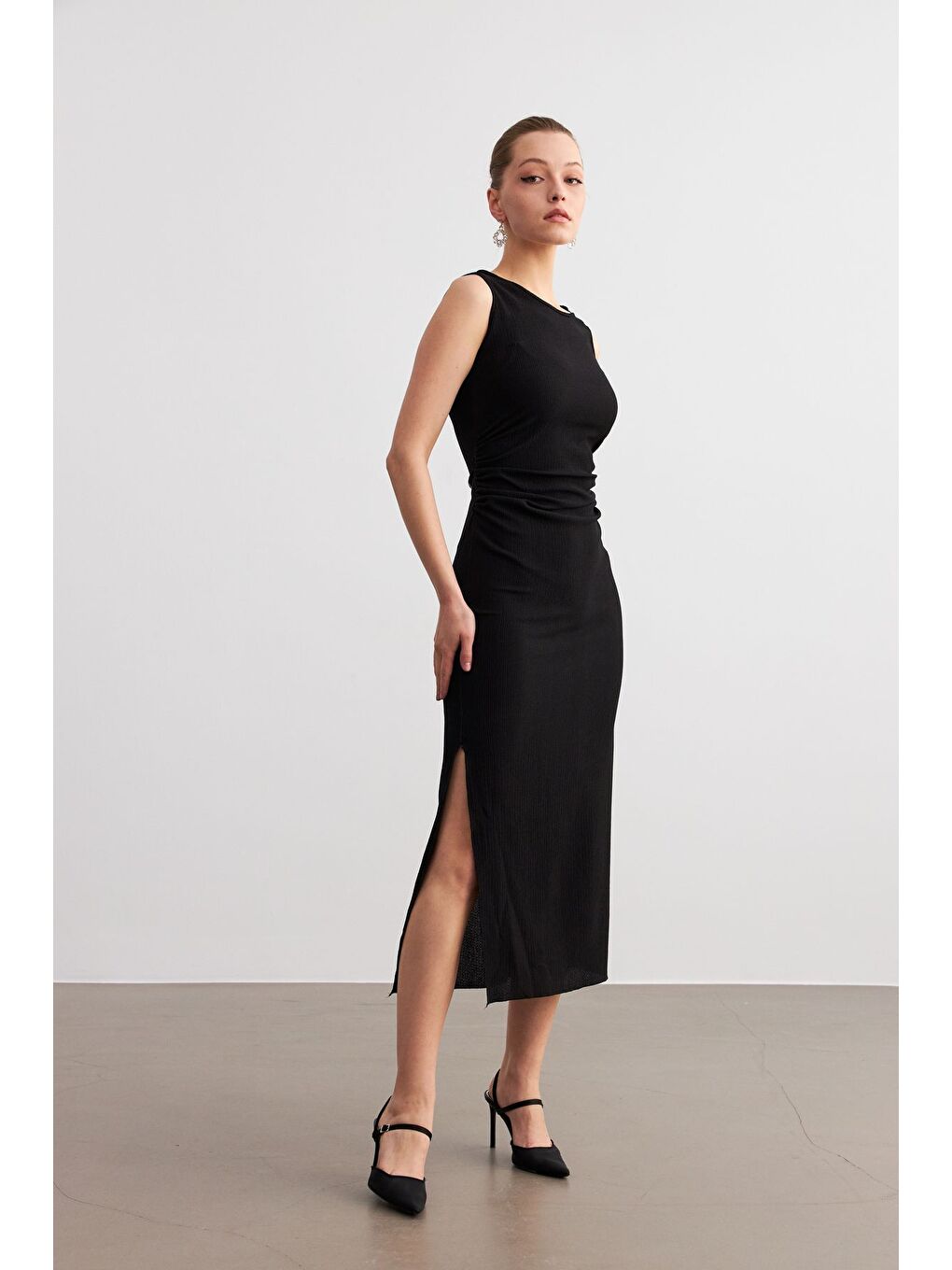 Kadın Siyah Maxi Boy Yırtmaçlı Bel Büzgü Detay Krinkıl Elbise-2