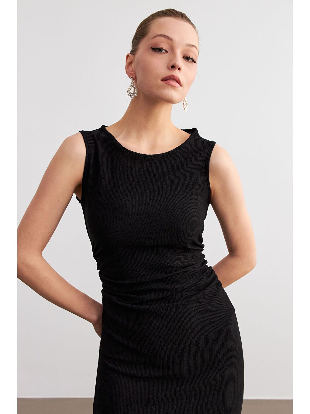 Kadın Siyah Maxi Boy Yırtmaçlı Bel Büzgü Detay Krinkıl Elbise-3