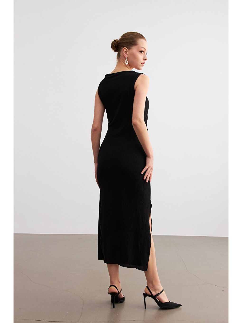 Kadın Siyah Maxi Boy Yırtmaçlı Bel Büzgü Detay Krinkıl Elbise-4