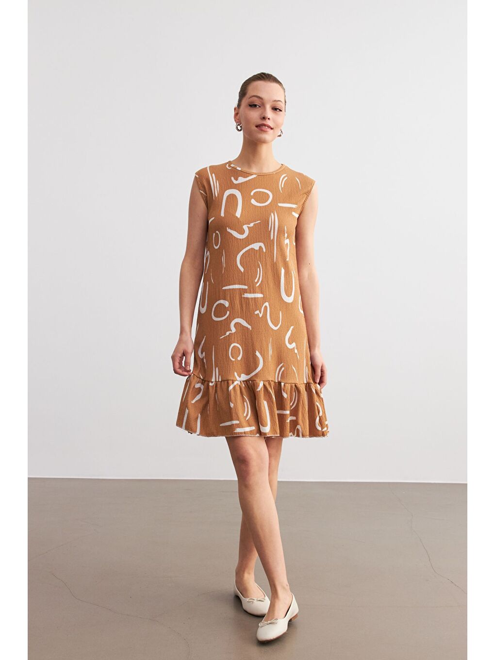 Kahverengi Kadın Camel Desenli Kolsuz Mini Krinkıl Elbise-2