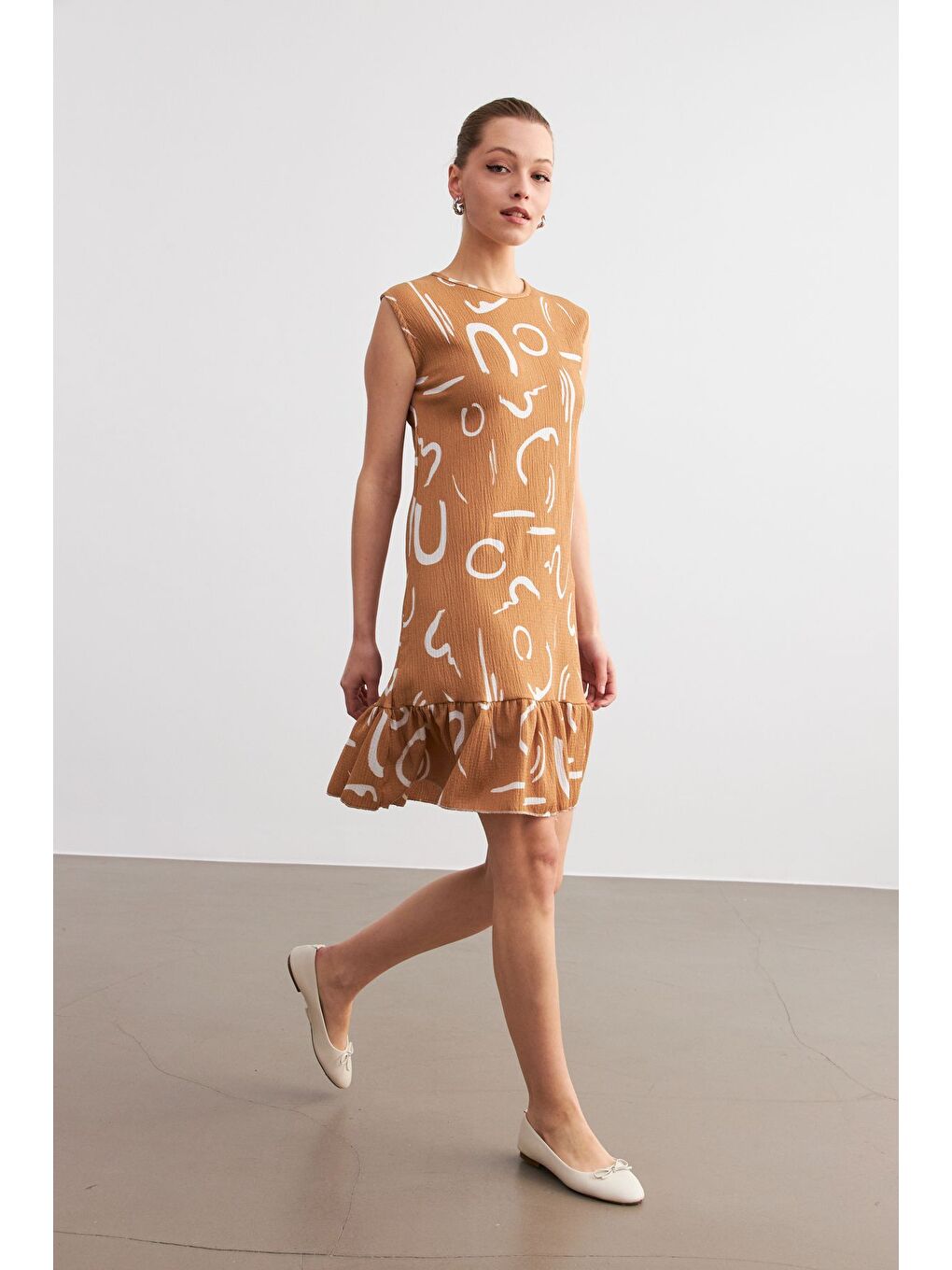 Kahverengi Kadın Camel Desenli Kolsuz Mini Krinkıl Elbise-3