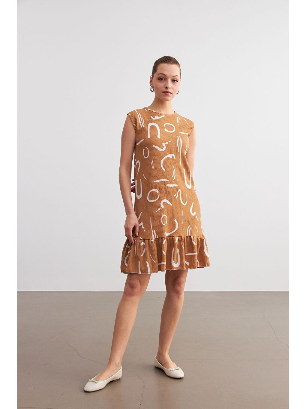 Kahverengi Kadın Camel Desenli Kolsuz Mini Krinkıl Elbise-4