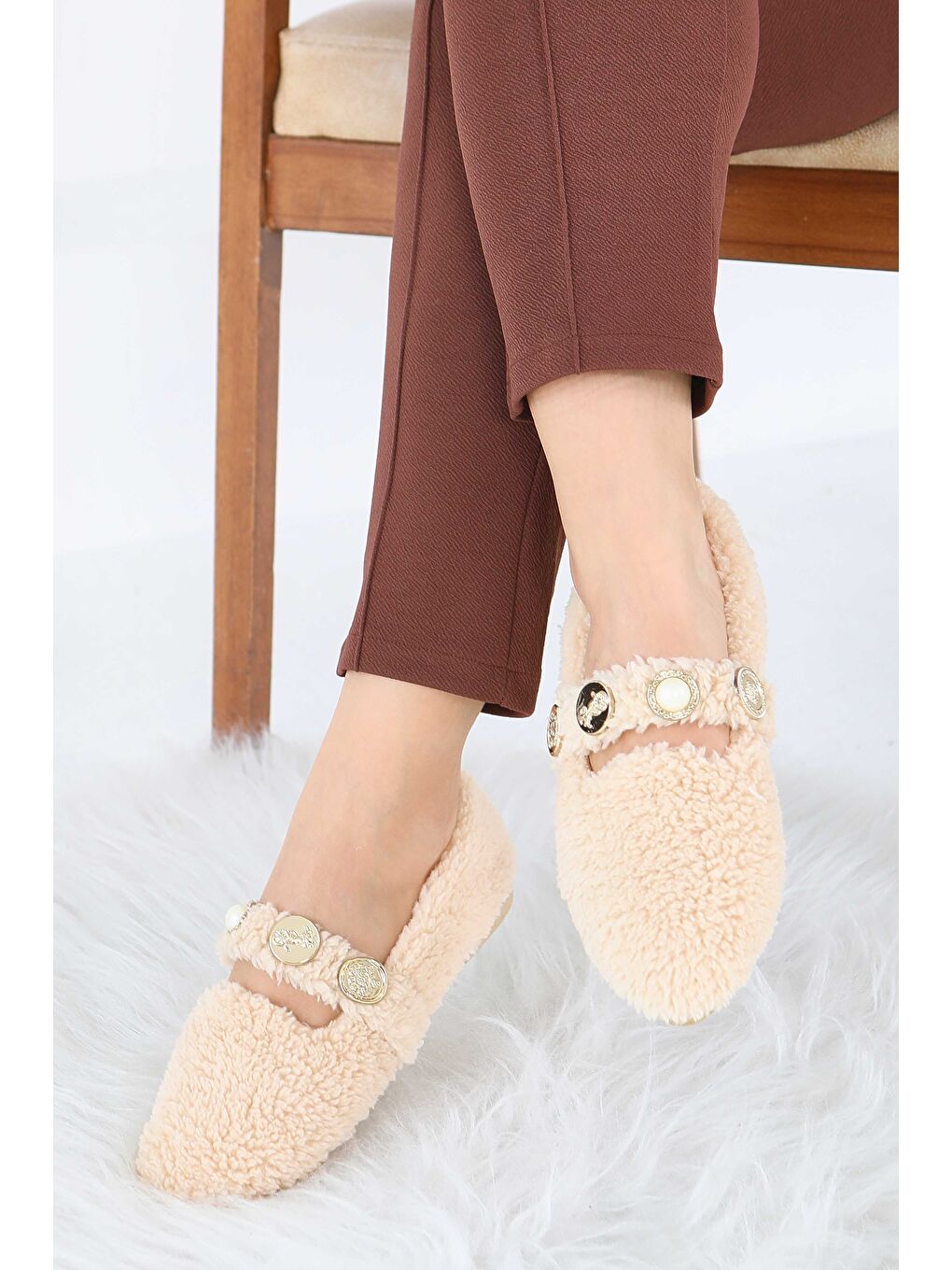 Kadın Bej İnci Ve Tuğra Detaylı Pelüş Babet - 27911-BEJ-1