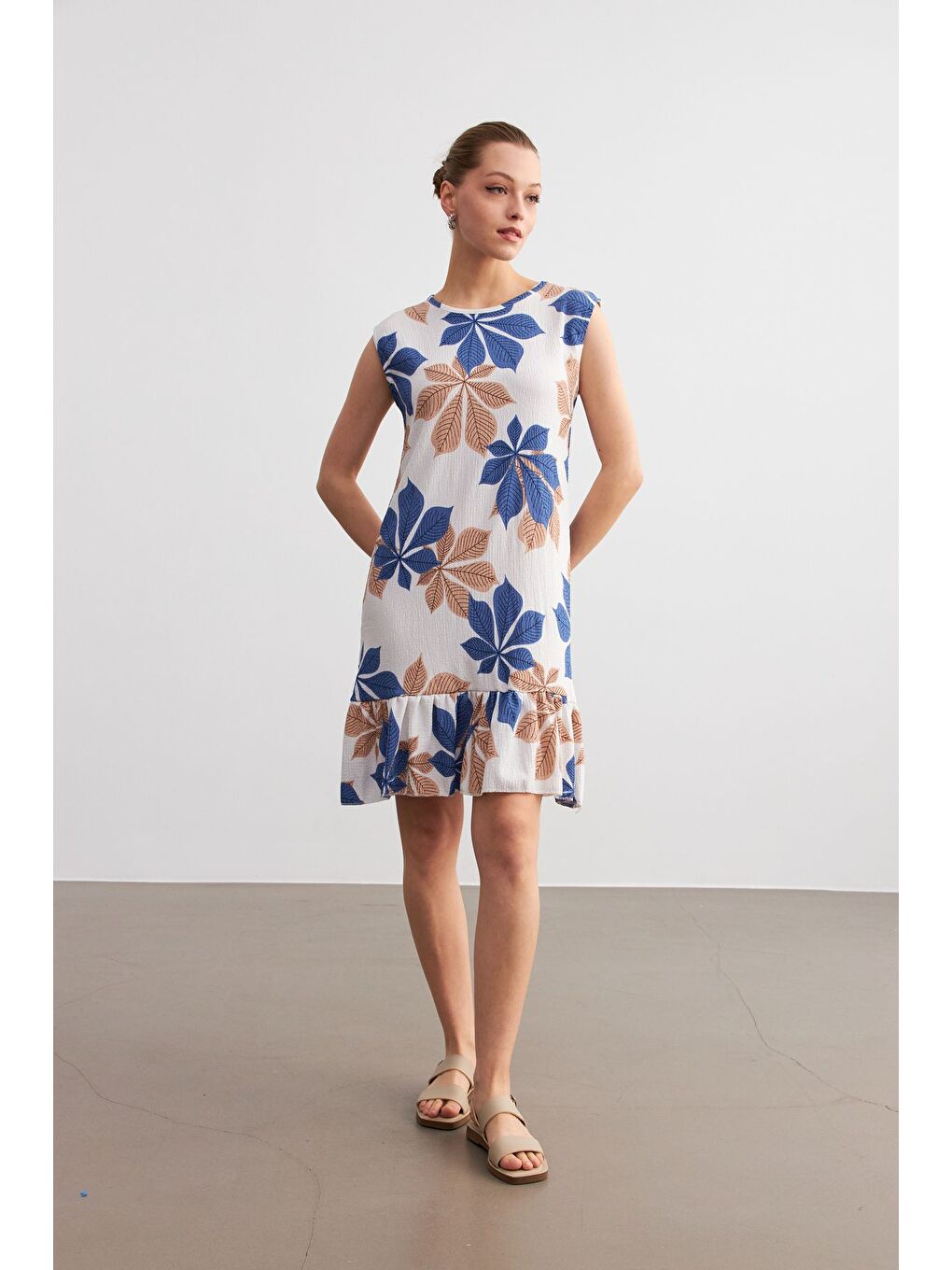 Kadın Sax Mavi Beyaz Çiçek Desenli Kolsuz Mini Krinkıl Elbise-1