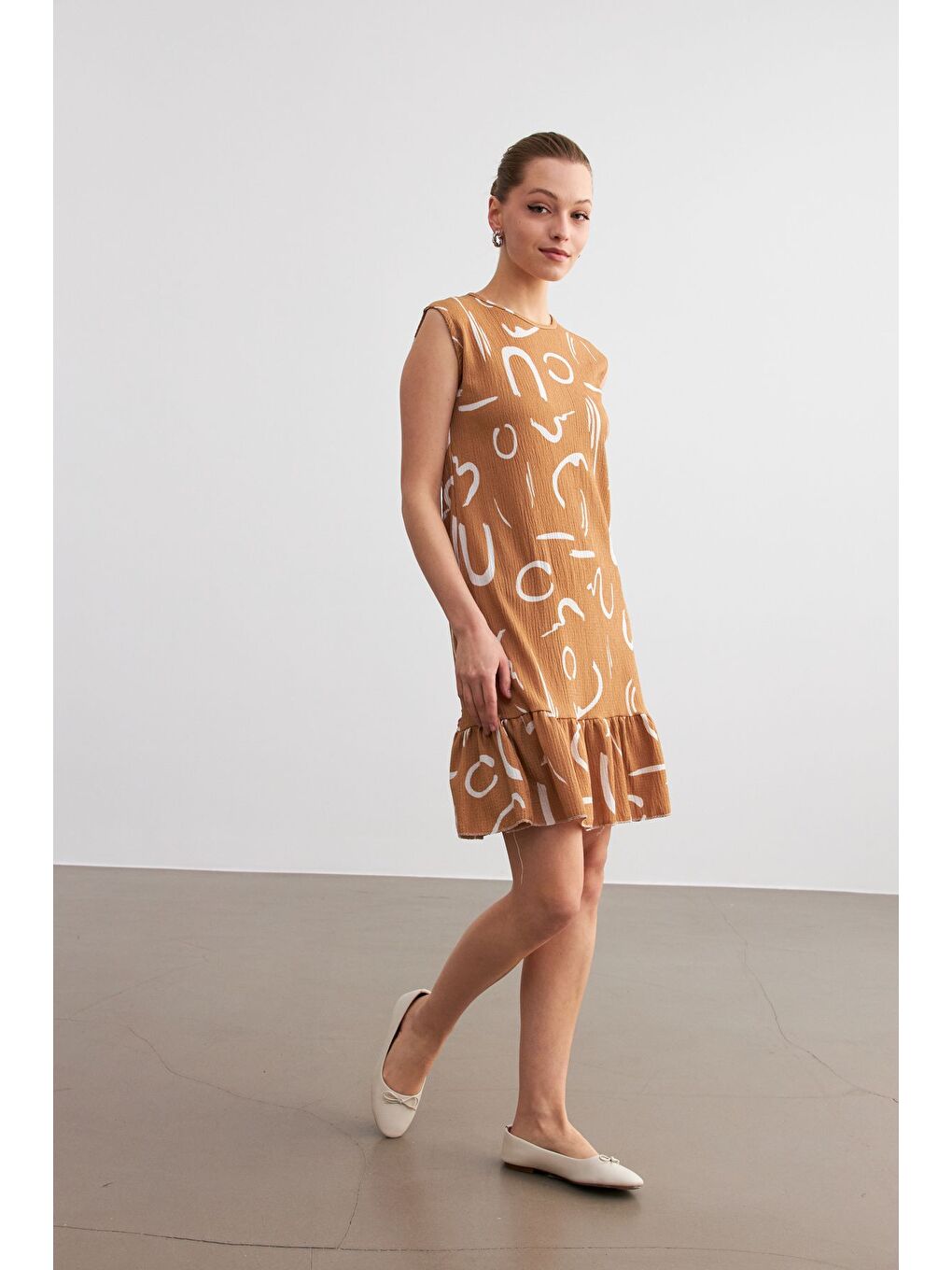 Kahverengi Kadın Camel Desenli Kolsuz Mini Krinkıl Elbise-5