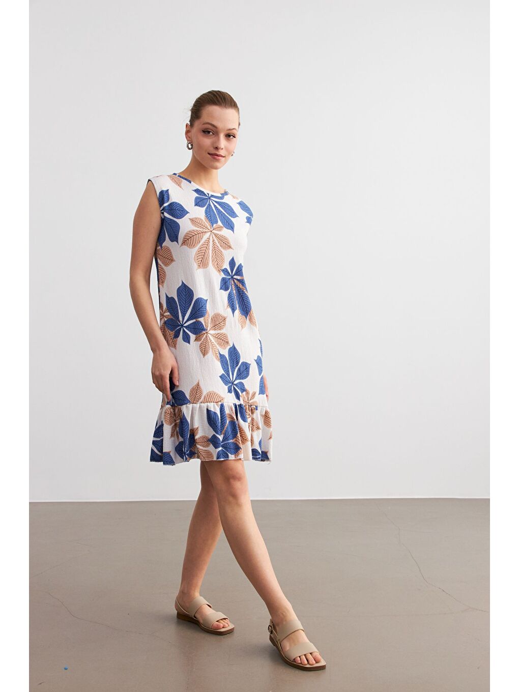 Kadın Sax Mavi Beyaz Çiçek Desenli Kolsuz Mini Krinkıl Elbise-2