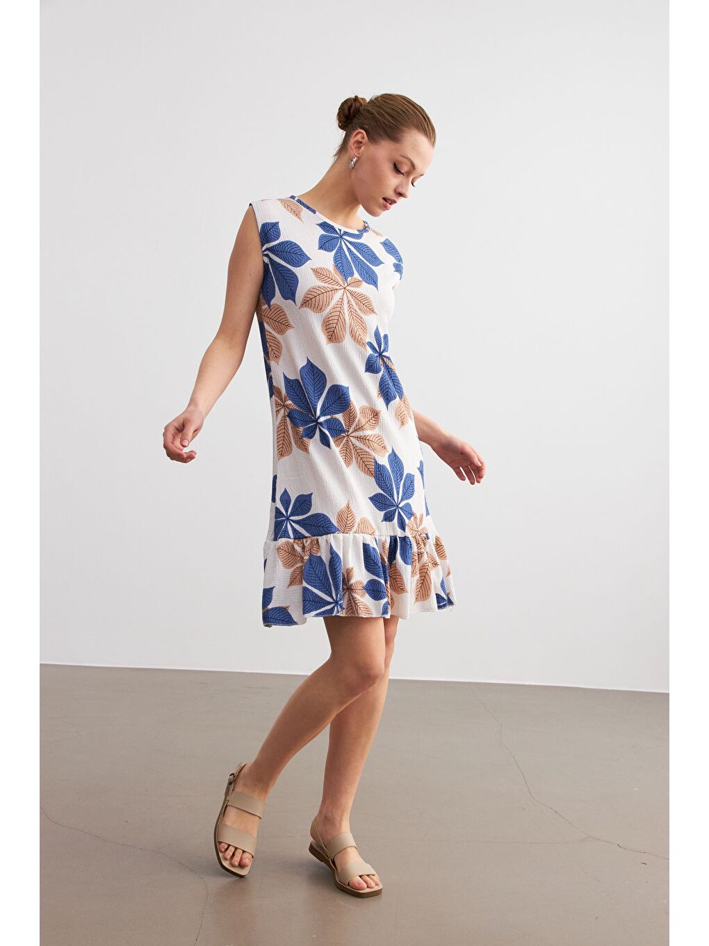 Kadın Sax Mavi Beyaz Çiçek Desenli Kolsuz Mini Krinkıl Elbise-3