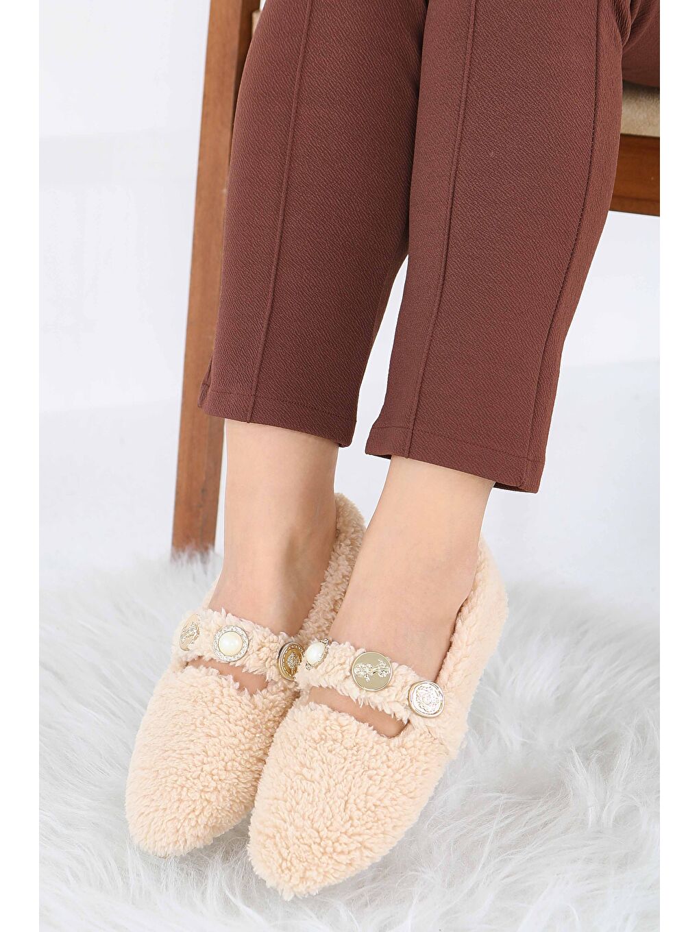 Kadın Bej İnci Ve Tuğra Detaylı Pelüş Babet - 27911-BEJ-2