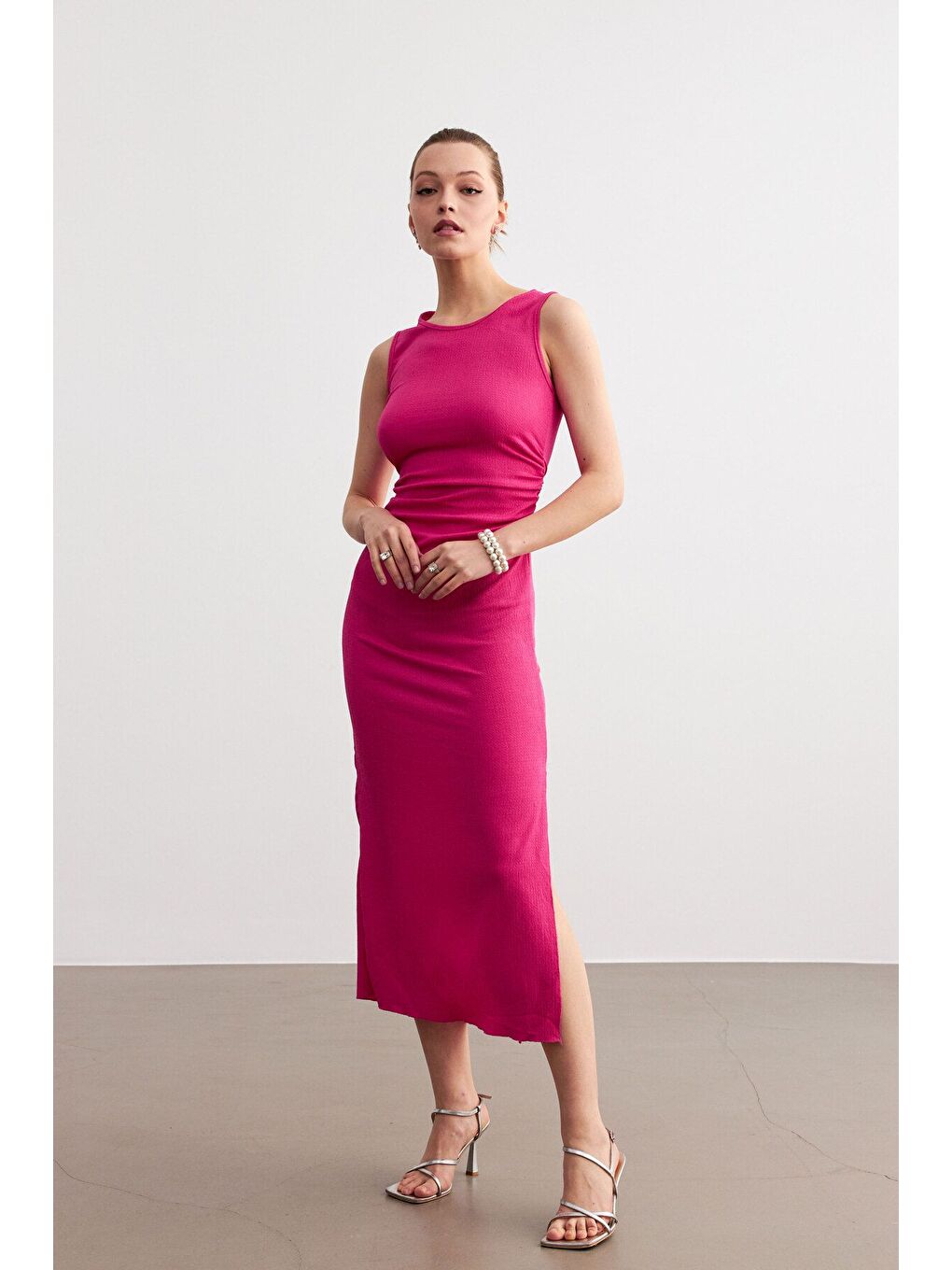 Kadın Pembe Maxi Boy Yırtmaçlı Bel Büzgü Detay Krinkıl Elbise-1