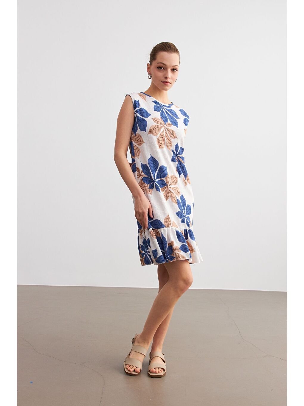 Kadın Sax Mavi Beyaz Çiçek Desenli Kolsuz Mini Krinkıl Elbise-4