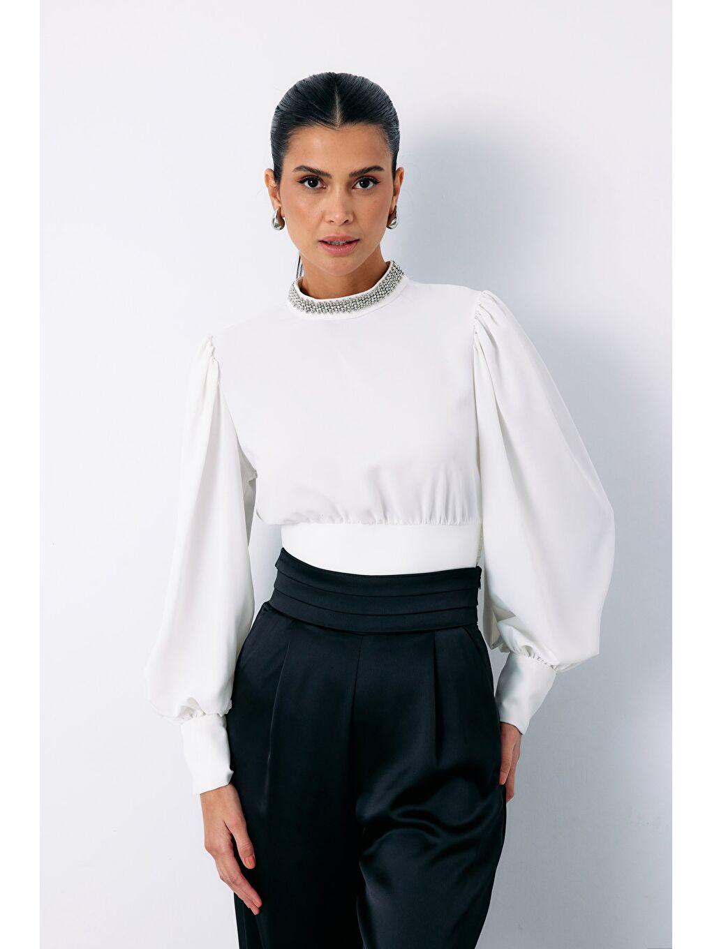 Yaka Aksesuarlı Bluz - Ekru-1