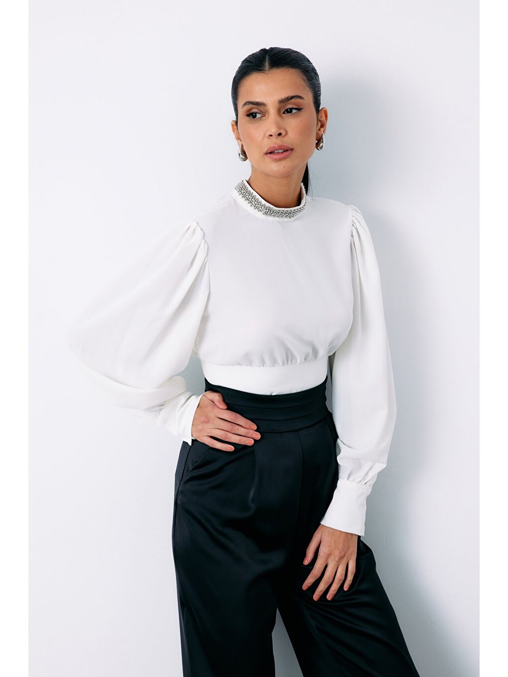 Yaka Aksesuarlı Bluz - Ekru-2