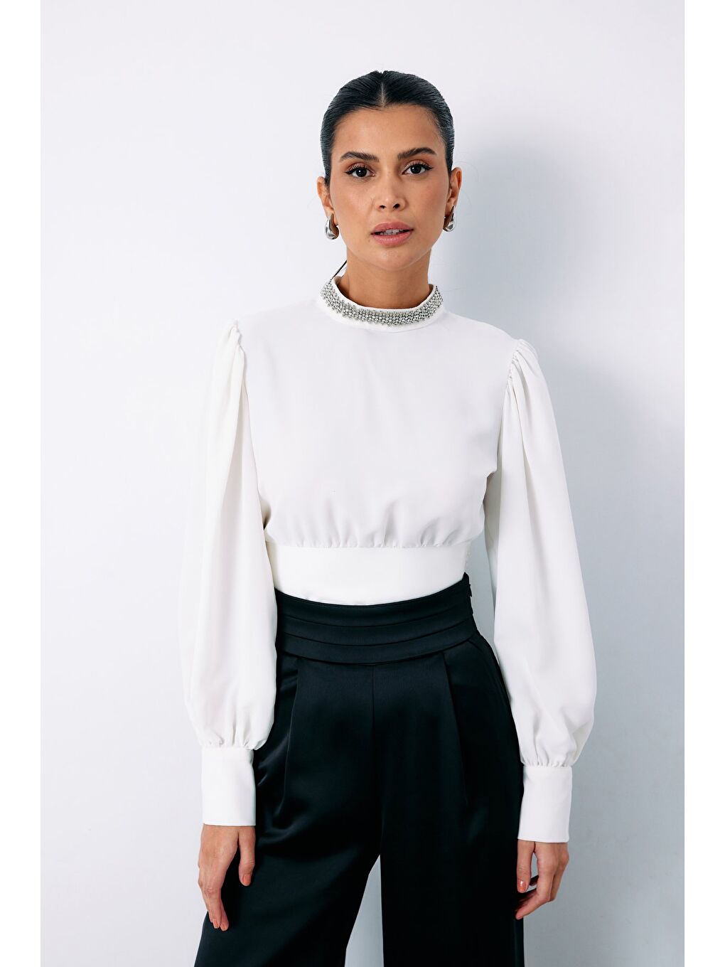 Yaka Aksesuarlı Bluz - Ekru-3