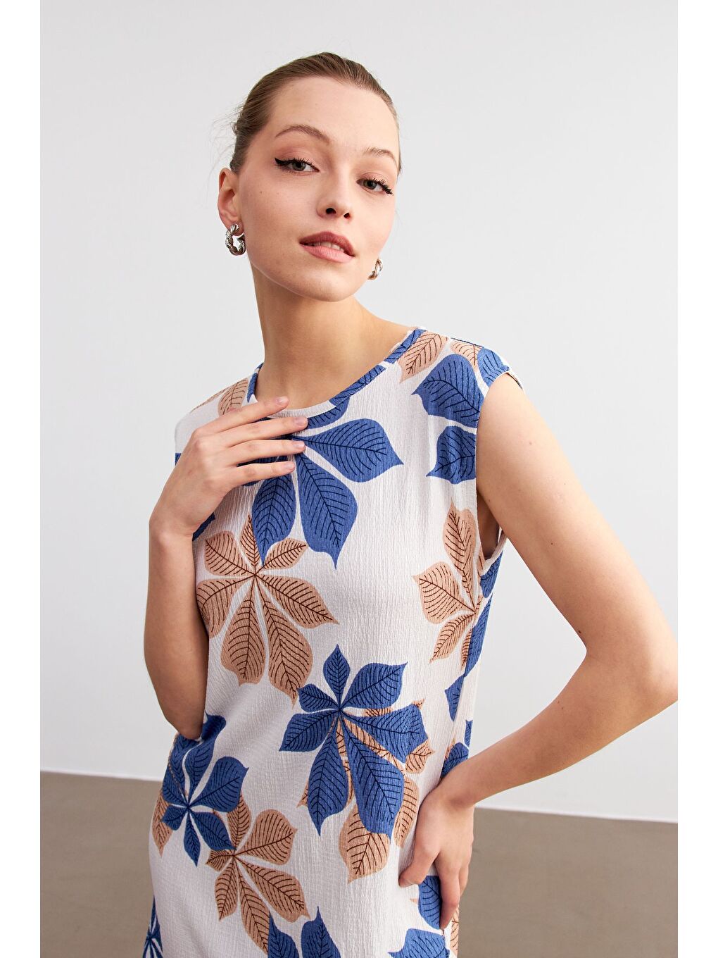 Kadın Sax Mavi Beyaz Çiçek Desenli Kolsuz Mini Krinkıl Elbise-5