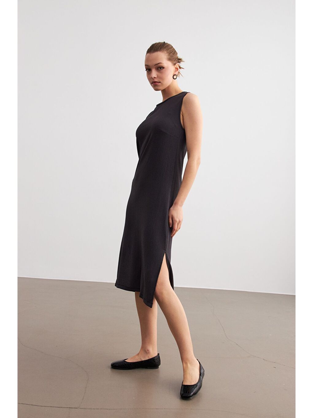 Kadın Antrasit Düz Kolsuz Midi Boy Yırtmaçlı Krinkıl Elbise